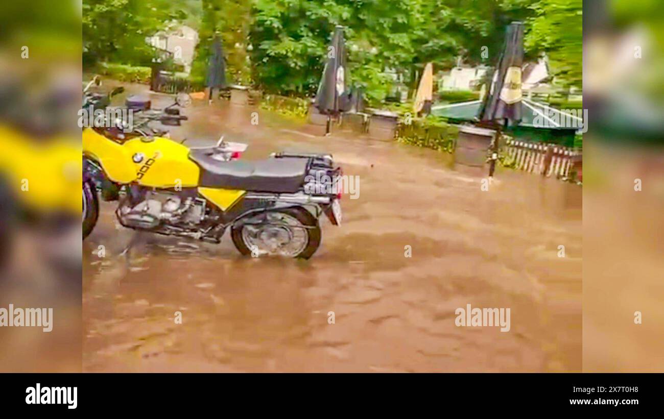 Weitere schweres Unwetter sorgt in Nordrhein-Westfalen für Überschwemmungen: Gewitter, Hagel und Starkregen mit über 50 Litern pro Quadratmeter binnen kurze Zeit prasseln in Wuppertal und Solingen nieder - Regenmassen verwandeln die Straßen zu reiß die Unwetter über Deutschland lassen einfach nicht nach: ein schweres Gewitter mit langanhaltendem Starkregen hatte vor allem in Nordrhein-Westfalen am Dienstagnachmittag für Unruhe gesorgt. In Wuppertal fiel laut Deutscher Wetterdienst binnen kurze Zeit über 50 Liter pro Quadratmeter. Im Wuppertaler Westen werden dadurch binnen kurzer Zeit vie Stockfoto