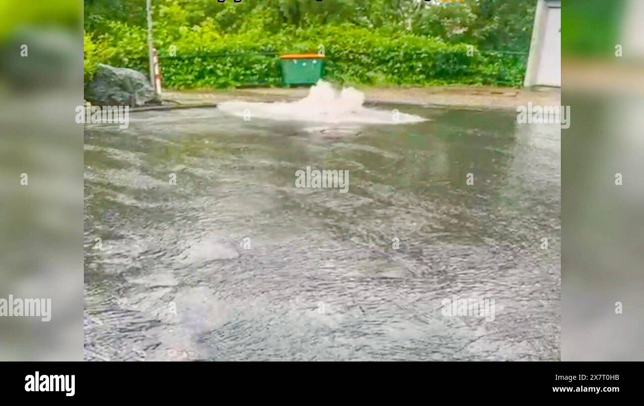 Weitere schweres Unwetter sorgt in Nordrhein-Westfalen für Überschwemmungen: Gewitter, Hagel und Starkregen mit über 50 Litern pro Quadratmeter binnen kurze Zeit prasseln in Wuppertal und Solingen nieder - Regenmassen verwandeln die Straßen zu reiß die Unwetter über Deutschland lassen einfach nicht nach: ein schweres Gewitter mit langanhaltendem Starkregen hatte vor allem in Nordrhein-Westfalen am Dienstagnachmittag für Unruhe gesorgt. In Wuppertal fiel laut Deutscher Wetterdienst binnen kurze Zeit über 50 Liter pro Quadratmeter. Im Wuppertaler Westen werden dadurch binnen kurzer Zeit vie Stockfoto