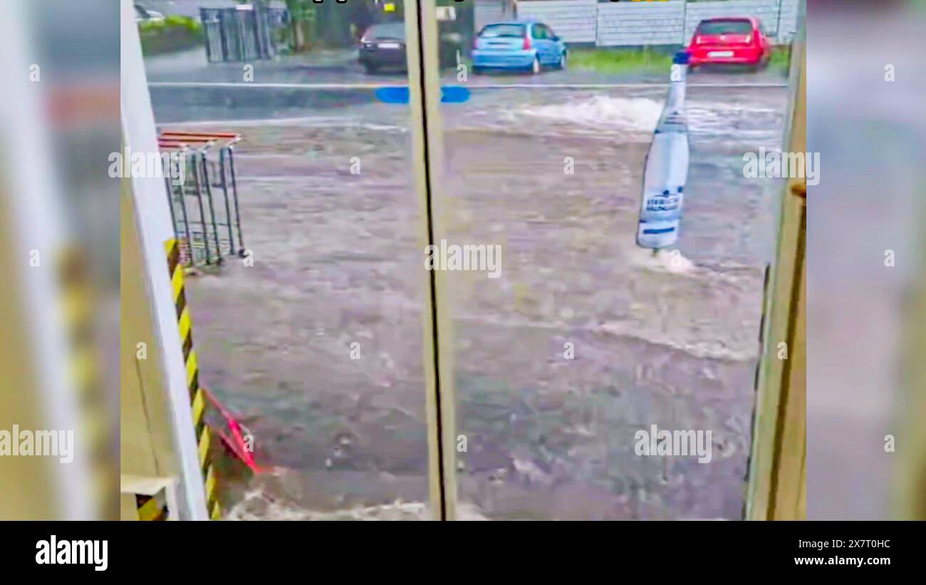 Weitere schweres Unwetter sorgt in Nordrhein-Westfalen für Überschwemmungen: Gewitter, Hagel und Starkregen mit über 50 Litern pro Quadratmeter binnen kurze Zeit prasseln in Wuppertal und Solingen nieder - Regenmassen verwandeln die Straßen zu reiß die Unwetter über Deutschland lassen einfach nicht nach: ein schweres Gewitter mit langanhaltendem Starkregen hatte vor allem in Nordrhein-Westfalen am Dienstagnachmittag für Unruhe gesorgt. In Wuppertal fiel laut Deutscher Wetterdienst binnen kurze Zeit über 50 Liter pro Quadratmeter. Im Wuppertaler Westen werden dadurch binnen kurzer Zeit vie Stockfoto