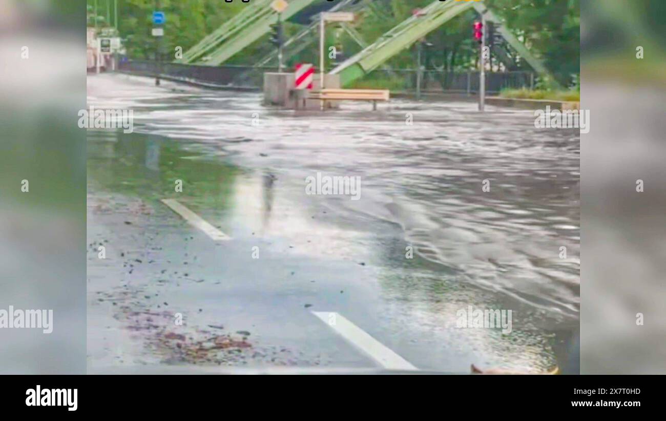 Weitere schweres Unwetter sorgt in Nordrhein-Westfalen für Überschwemmungen: Gewitter, Hagel und Starkregen mit über 50 Litern pro Quadratmeter binnen kurze Zeit prasseln in Wuppertal und Solingen nieder - Regenmassen verwandeln die Straßen zu reiß die Unwetter über Deutschland lassen einfach nicht nach: ein schweres Gewitter mit langanhaltendem Starkregen hatte vor allem in Nordrhein-Westfalen am Dienstagnachmittag für Unruhe gesorgt. In Wuppertal fiel laut Deutscher Wetterdienst binnen kurze Zeit über 50 Liter pro Quadratmeter. Im Wuppertaler Westen werden dadurch binnen kurzer Zeit vie Stockfoto