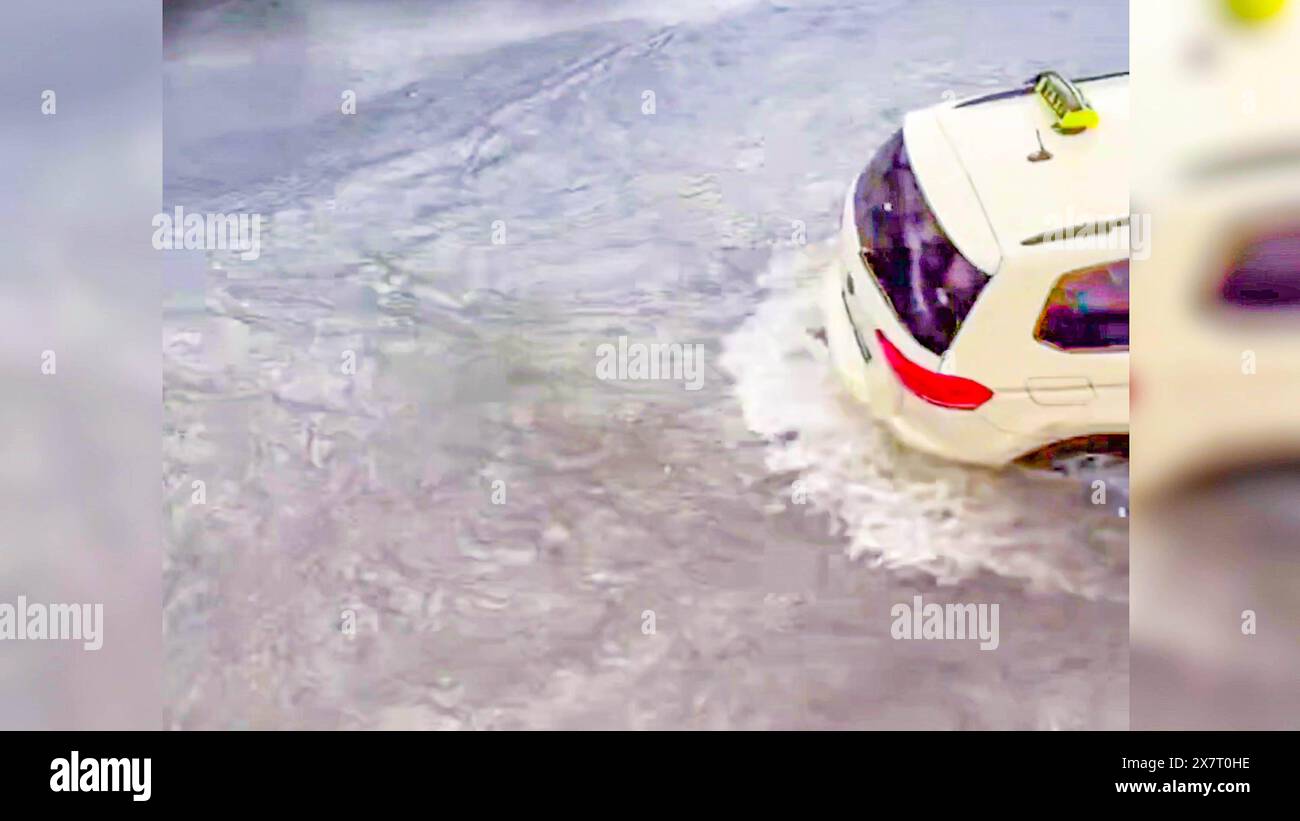 Weitere schweres Unwetter sorgt in Nordrhein-Westfalen für Überschwemmungen: Gewitter, Hagel und Starkregen mit über 50 Litern pro Quadratmeter binnen kurze Zeit prasseln in Wuppertal und Solingen nieder - Regenmassen verwandeln die Straßen zu reiß die Unwetter über Deutschland lassen einfach nicht nach: ein schweres Gewitter mit langanhaltendem Starkregen hatte vor allem in Nordrhein-Westfalen am Dienstagnachmittag für Unruhe gesorgt. In Wuppertal fiel laut Deutscher Wetterdienst binnen kurze Zeit über 50 Liter pro Quadratmeter. Im Wuppertaler Westen werden dadurch binnen kurzer Zeit vie Stockfoto