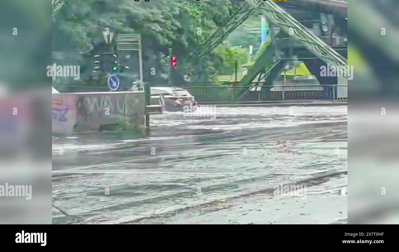 Weitere schweres Unwetter sorgt in Nordrhein-Westfalen für Überschwemmungen: Gewitter, Hagel und Starkregen mit über 50 Litern pro Quadratmeter binnen kurze Zeit prasseln in Wuppertal und Solingen nieder - Regenmassen verwandeln die Straßen zu reiß die Unwetter über Deutschland lassen einfach nicht nach: ein schweres Gewitter mit langanhaltendem Starkregen hatte vor allem in Nordrhein-Westfalen am Dienstagnachmittag für Unruhe gesorgt. In Wuppertal fiel laut Deutscher Wetterdienst binnen kurze Zeit über 50 Liter pro Quadratmeter. Im Wuppertaler Westen werden dadurch binnen kurzer Zeit vie Stockfoto