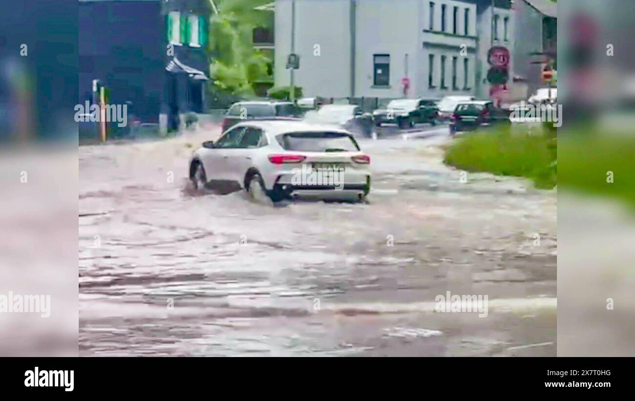 Weitere schweres Unwetter sorgt in Nordrhein-Westfalen für Überschwemmungen: Gewitter, Hagel und Starkregen mit über 50 Litern pro Quadratmeter binnen kurze Zeit prasseln in Wuppertal und Solingen nieder - Regenmassen verwandeln die Straßen zu reiß die Unwetter über Deutschland lassen einfach nicht nach: ein schweres Gewitter mit langanhaltendem Starkregen hatte vor allem in Nordrhein-Westfalen am Dienstagnachmittag für Unruhe gesorgt. In Wuppertal fiel laut Deutscher Wetterdienst binnen kurze Zeit über 50 Liter pro Quadratmeter. Im Wuppertaler Westen werden dadurch binnen kurzer Zeit vie Stockfoto