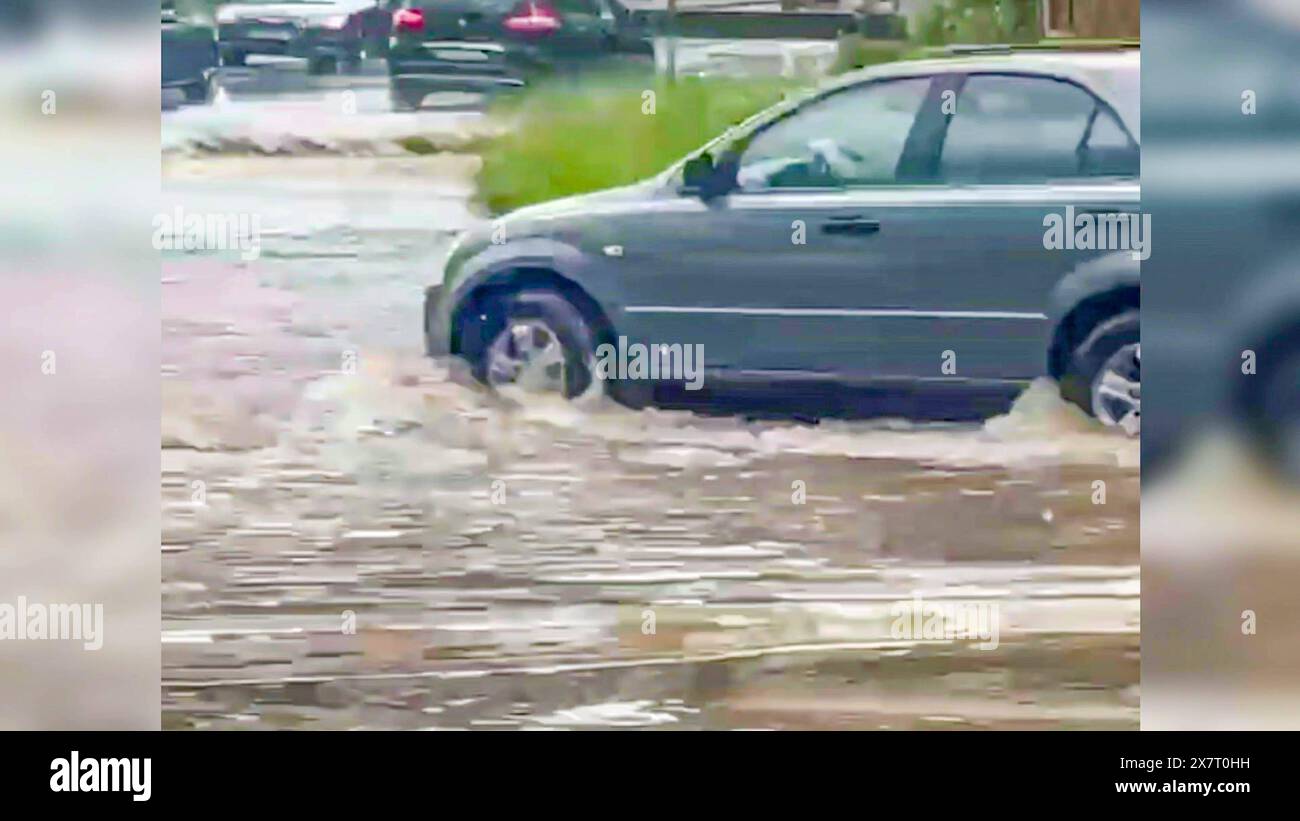 Weitere schweres Unwetter sorgt in Nordrhein-Westfalen für Überschwemmungen: Gewitter, Hagel und Starkregen mit über 50 Litern pro Quadratmeter binnen kurze Zeit prasseln in Wuppertal und Solingen nieder - Regenmassen verwandeln die Straßen zu reiß die Unwetter über Deutschland lassen einfach nicht nach: ein schweres Gewitter mit langanhaltendem Starkregen hatte vor allem in Nordrhein-Westfalen am Dienstagnachmittag für Unruhe gesorgt. In Wuppertal fiel laut Deutscher Wetterdienst binnen kurze Zeit über 50 Liter pro Quadratmeter. Im Wuppertaler Westen werden dadurch binnen kurzer Zeit vie Stockfoto