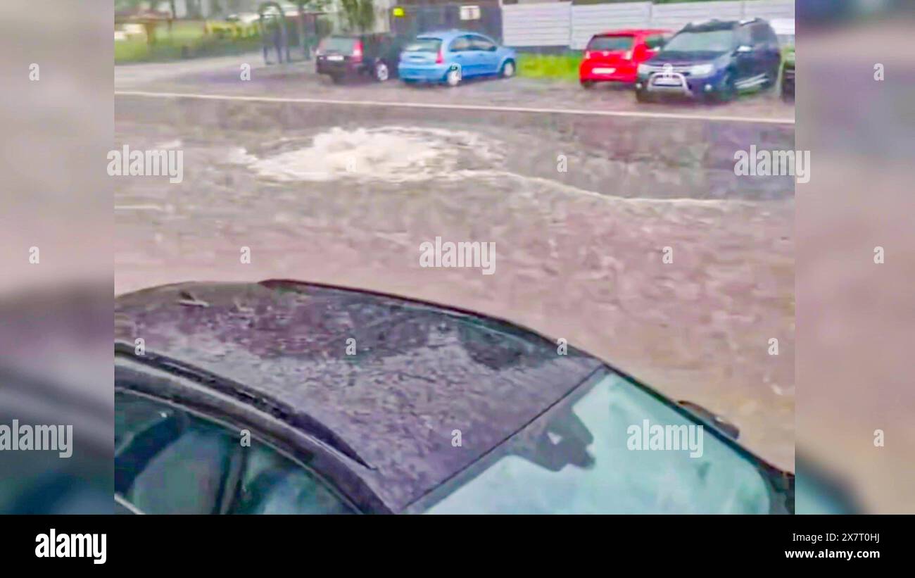 Weitere schweres Unwetter sorgt in Nordrhein-Westfalen für Überschwemmungen: Gewitter, Hagel und Starkregen mit über 50 Litern pro Quadratmeter binnen kurze Zeit prasseln in Wuppertal und Solingen nieder - Regenmassen verwandeln die Straßen zu reiß die Unwetter über Deutschland lassen einfach nicht nach: ein schweres Gewitter mit langanhaltendem Starkregen hatte vor allem in Nordrhein-Westfalen am Dienstagnachmittag für Unruhe gesorgt. In Wuppertal fiel laut Deutscher Wetterdienst binnen kurze Zeit über 50 Liter pro Quadratmeter. Im Wuppertaler Westen werden dadurch binnen kurzer Zeit vie Stockfoto