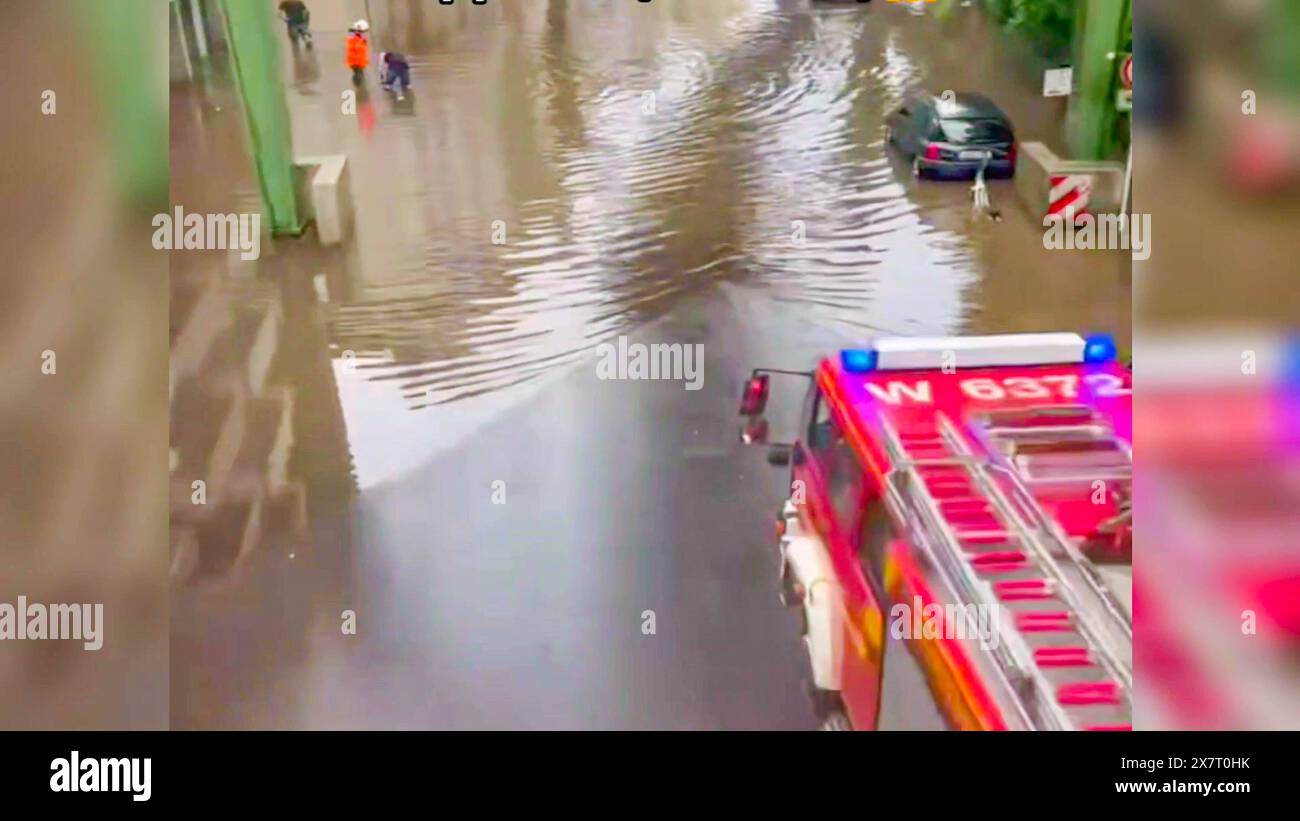 Weitere schweres Unwetter sorgt in Nordrhein-Westfalen für Überschwemmungen: Gewitter, Hagel und Starkregen mit über 50 Litern pro Quadratmeter binnen kurze Zeit prasseln in Wuppertal und Solingen nieder - Regenmassen verwandeln die Straßen zu reiß die Unwetter über Deutschland lassen einfach nicht nach: ein schweres Gewitter mit langanhaltendem Starkregen hatte vor allem in Nordrhein-Westfalen am Dienstagnachmittag für Unruhe gesorgt. In Wuppertal fiel laut Deutscher Wetterdienst binnen kurze Zeit über 50 Liter pro Quadratmeter. Im Wuppertaler Westen werden dadurch binnen kurzer Zeit vie Stockfoto