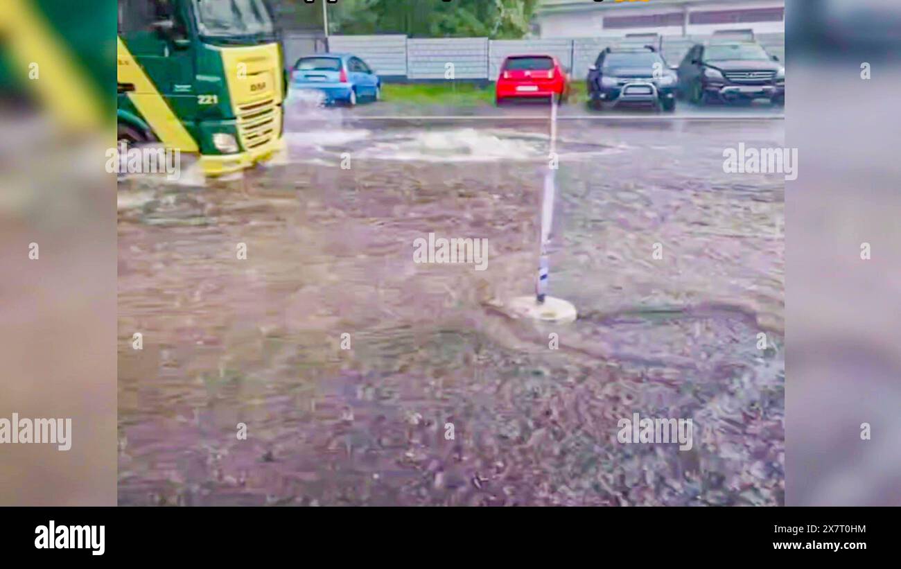 Weitere schweres Unwetter sorgt in Nordrhein-Westfalen für Überschwemmungen: Gewitter, Hagel und Starkregen mit über 50 Litern pro Quadratmeter binnen kurze Zeit prasseln in Wuppertal und Solingen nieder - Regenmassen verwandeln die Straßen zu reiß die Unwetter über Deutschland lassen einfach nicht nach: ein schweres Gewitter mit langanhaltendem Starkregen hatte vor allem in Nordrhein-Westfalen am Dienstagnachmittag für Unruhe gesorgt. In Wuppertal fiel laut Deutscher Wetterdienst binnen kurze Zeit über 50 Liter pro Quadratmeter. Im Wuppertaler Westen werden dadurch binnen kurzer Zeit vie Stockfoto