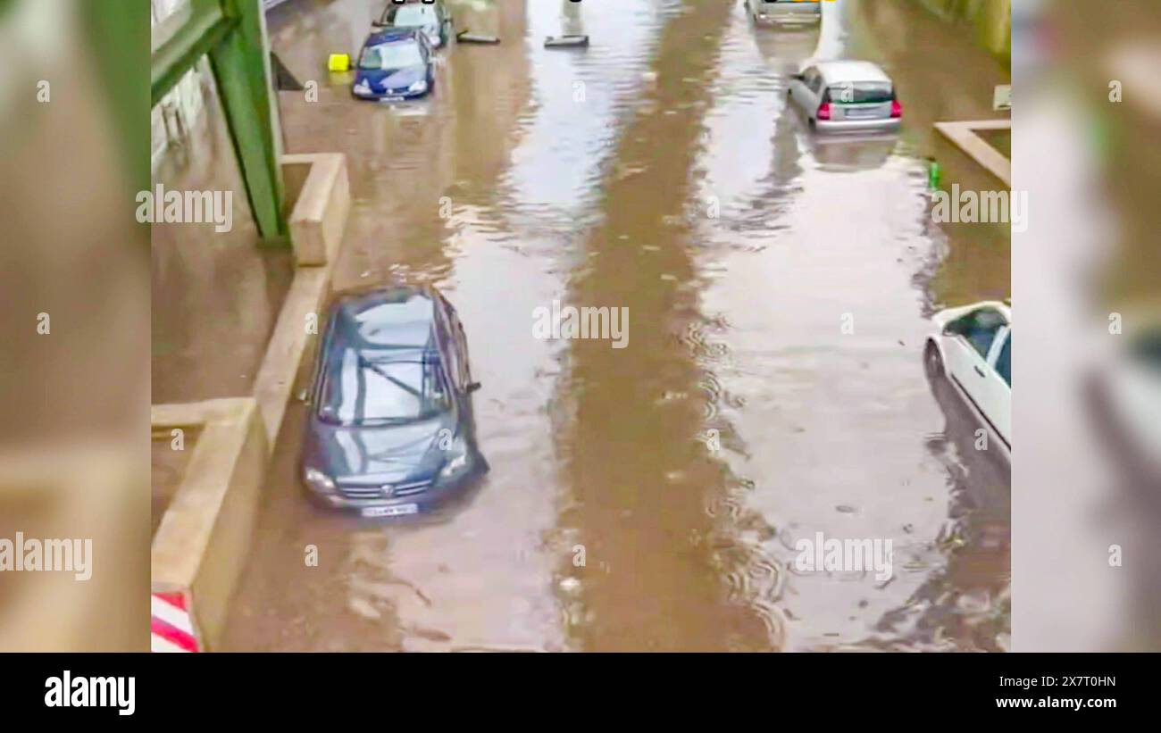 Weitere schweres Unwetter sorgt in Nordrhein-Westfalen für Überschwemmungen: Gewitter, Hagel und Starkregen mit über 50 Litern pro Quadratmeter binnen kurze Zeit prasseln in Wuppertal und Solingen nieder - Regenmassen verwandeln die Straßen zu reiß die Unwetter über Deutschland lassen einfach nicht nach: ein schweres Gewitter mit langanhaltendem Starkregen hatte vor allem in Nordrhein-Westfalen am Dienstagnachmittag für Unruhe gesorgt. In Wuppertal fiel laut Deutscher Wetterdienst binnen kurze Zeit über 50 Liter pro Quadratmeter. Im Wuppertaler Westen werden dadurch binnen kurzer Zeit vie Stockfoto
