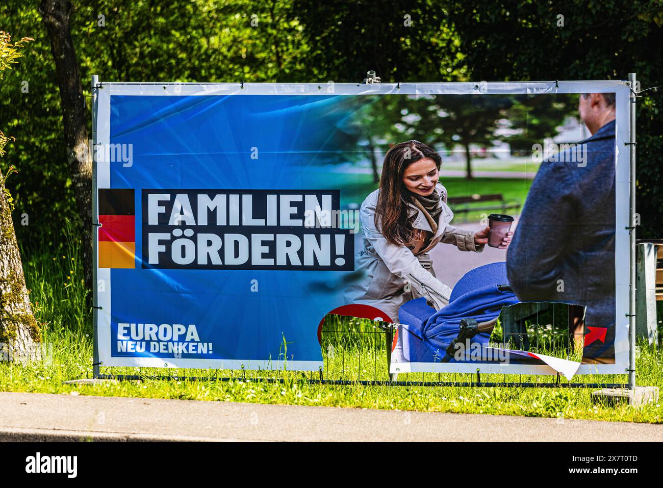 Hohentengen am Hochrhein, 11. Mai 2024: Ein Wahlplakat für Alternativen für Deutschland wurde zerstört. Die Logos der Oppositionspartei wurden entfernt Stockfoto