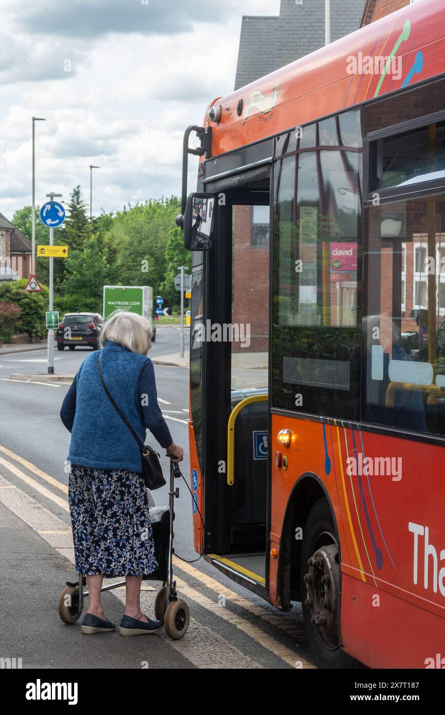 Eine ältere Frau mit einem Walker in einem Bus in der Stadt, England, Großbritannien Stockfoto