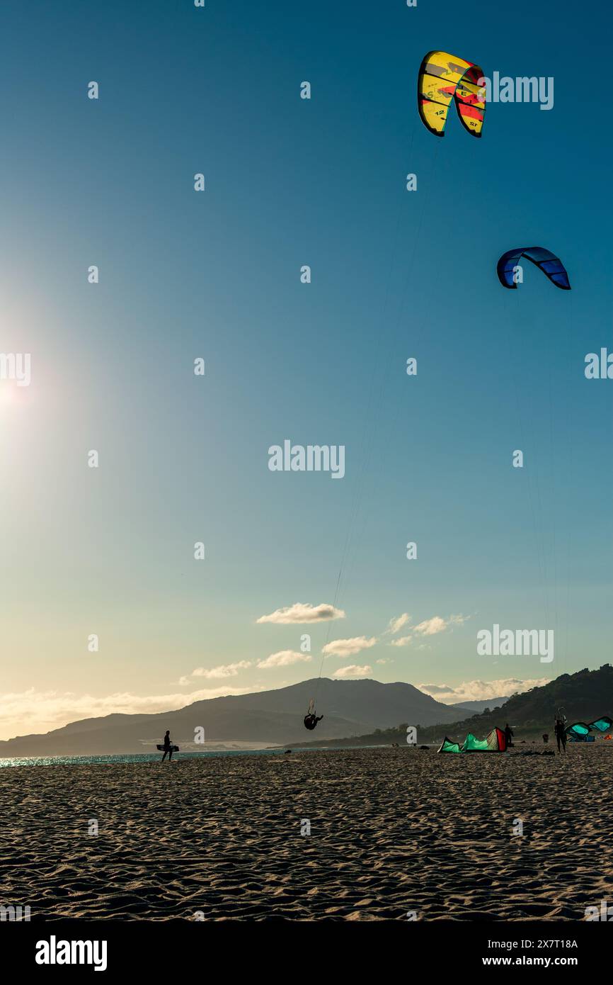 Surfer üben seine Pirouetten an Land, bevor es zurück ins Meer geht, an den Stränden von tarifa in cadiz Stockfoto