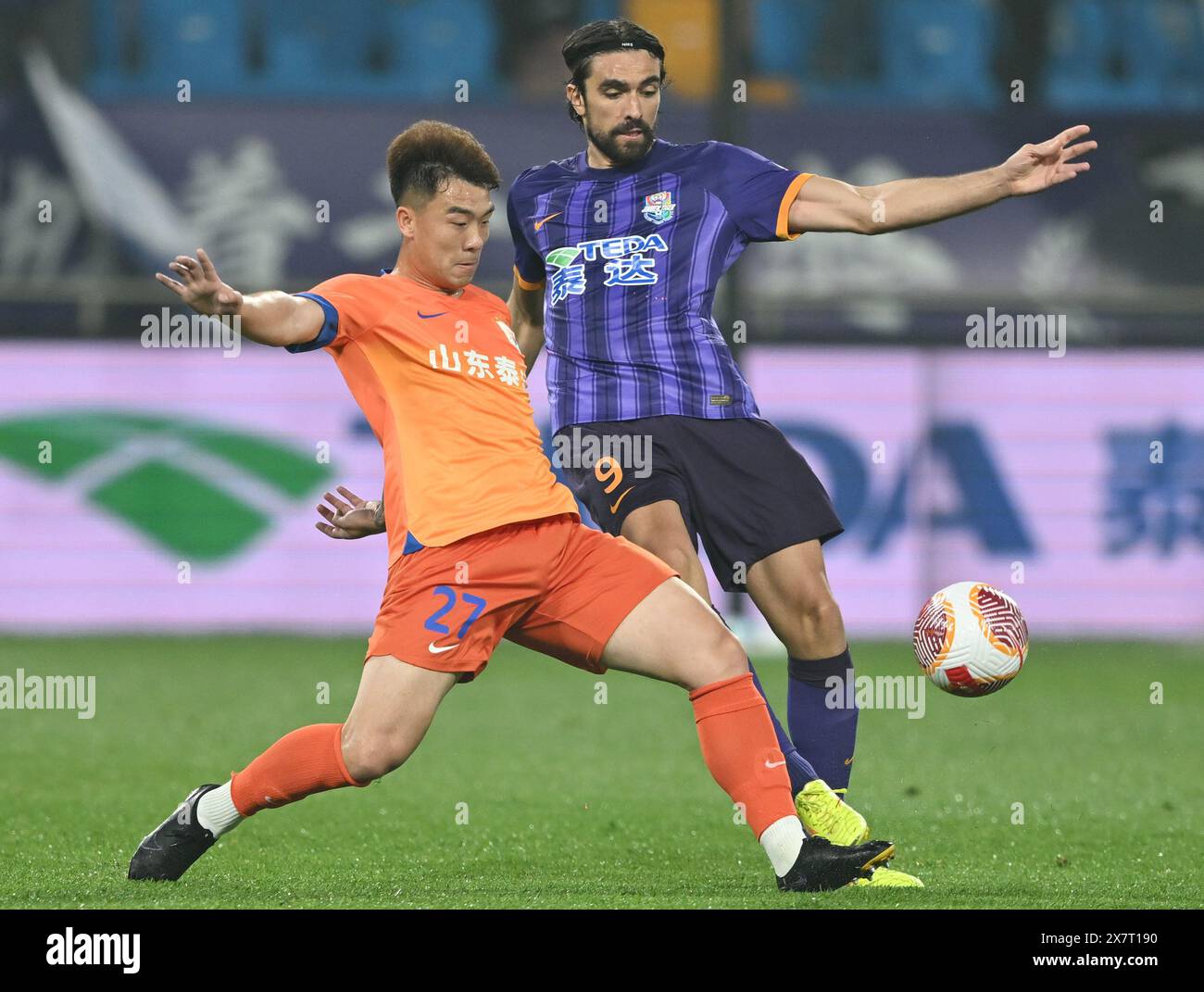 Tianjin. Mai 2024. Andrea Compagno (R) von Tianjin Jinmen Tiger streitet mit Shi Ke von Shandong Taishan während des 13. Runde Spiels zwischen Tianjin Jinmen Tiger und Shandong Taishan in der Chinesischen Super League 2024 im nordchinesischen Tianjin am 21. Mai 2024. Quelle: Zhao Zishuo/Xinhua/Alamy Live News Stockfoto