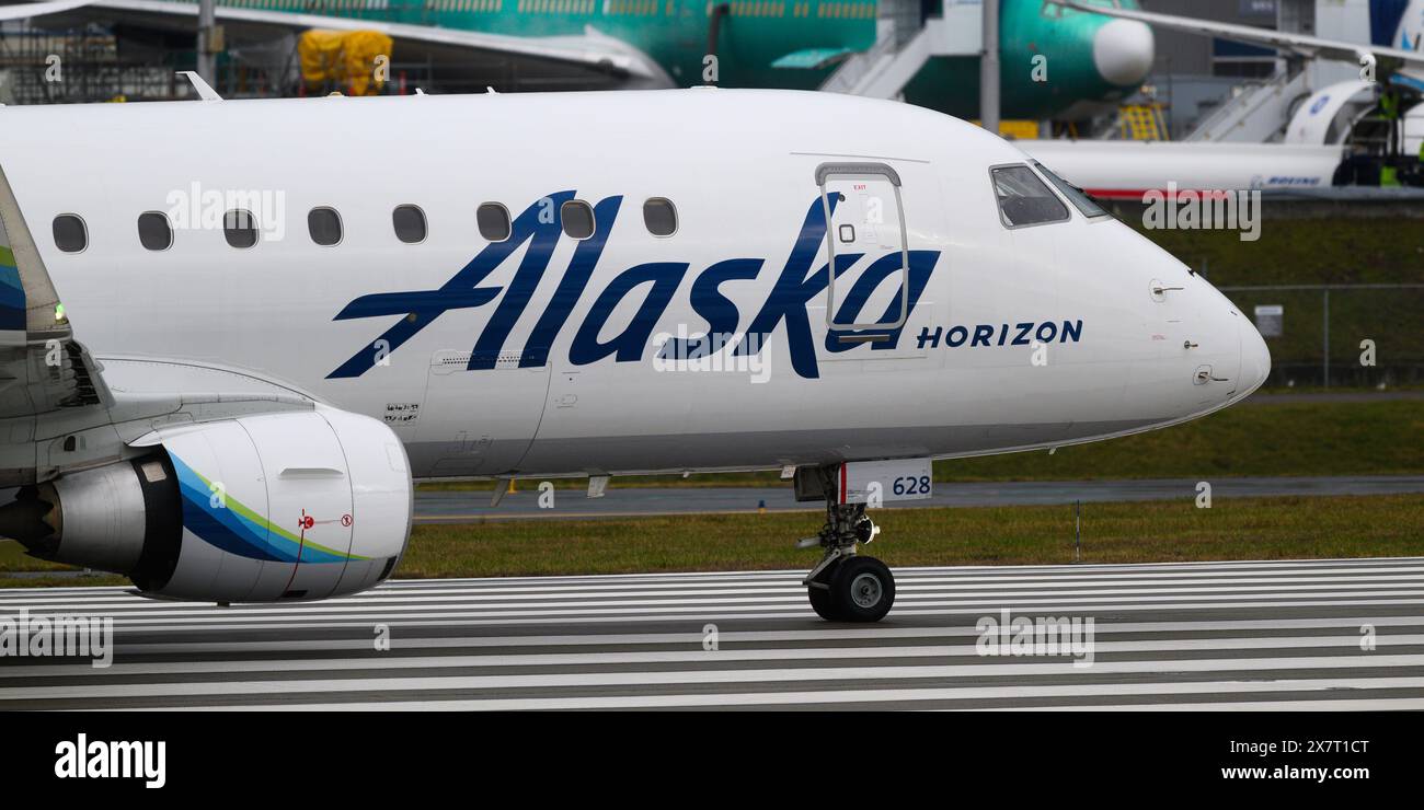 Everett, WA, USA – 21. Februar 2024; Alaska Airlines Horizon Air Embraer ERJ 175 Nase mit Logo auf der Piste Stockfoto