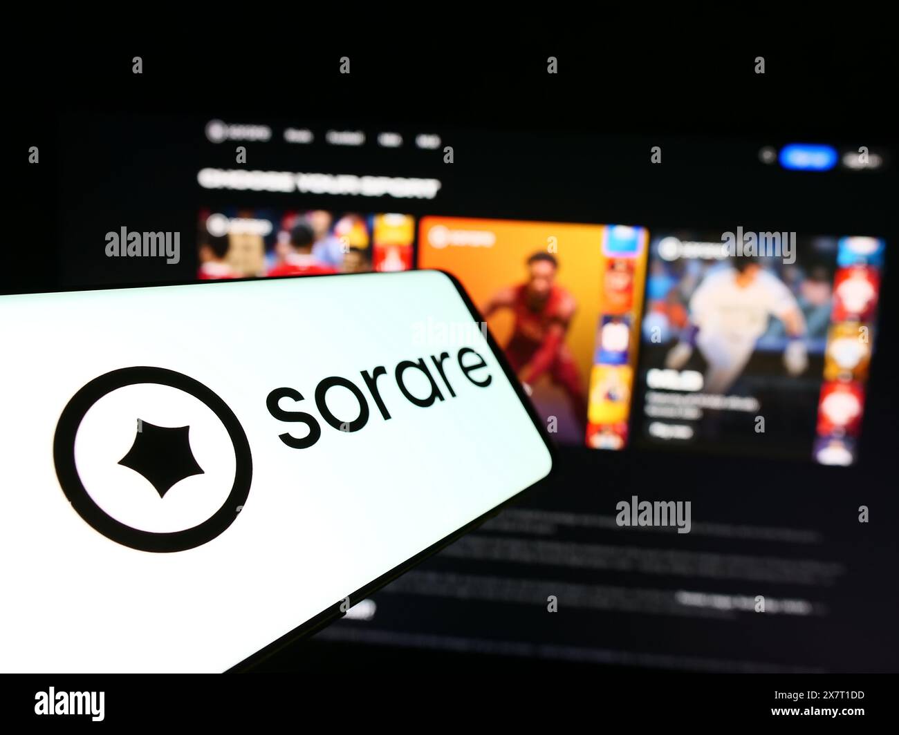 Handy mit Logo des französischen Krypto-Fantasy-Sportunternehmens Sorare SAS vor der Business-Website. Fokussieren Sie sich auf die linke Mitte des Telefondisplays. Stockfoto