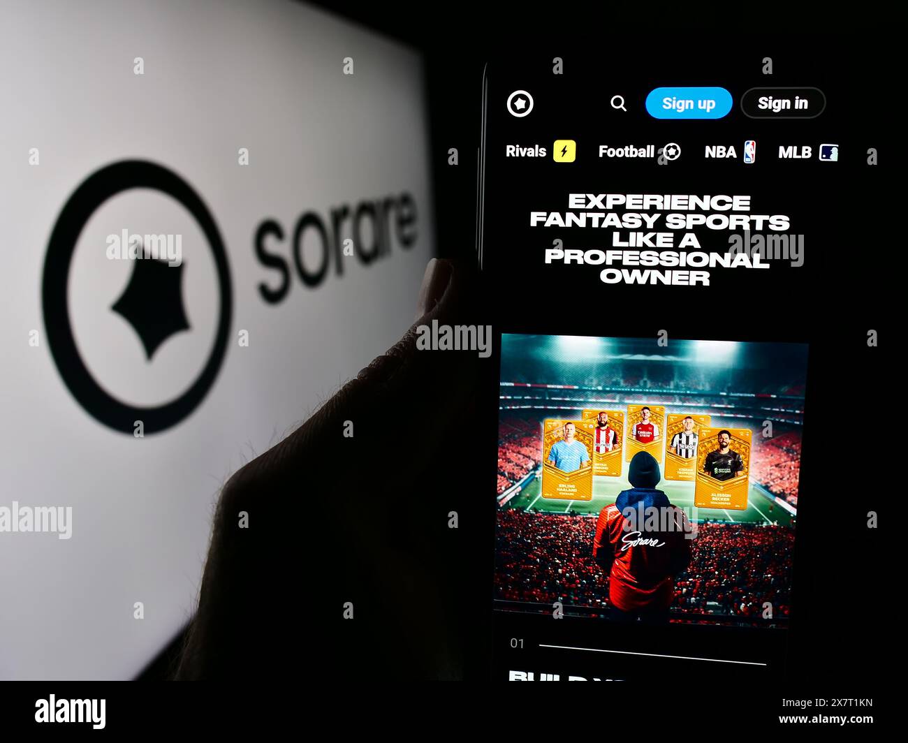 Person, die ein Smartphone hält, mit der Webseite des französischen Krypto-Fantasy-Sportunternehmens Sorare SAS vor dem Logo. Konzentrieren Sie sich auf die Mitte des Telefondisplays. Stockfoto