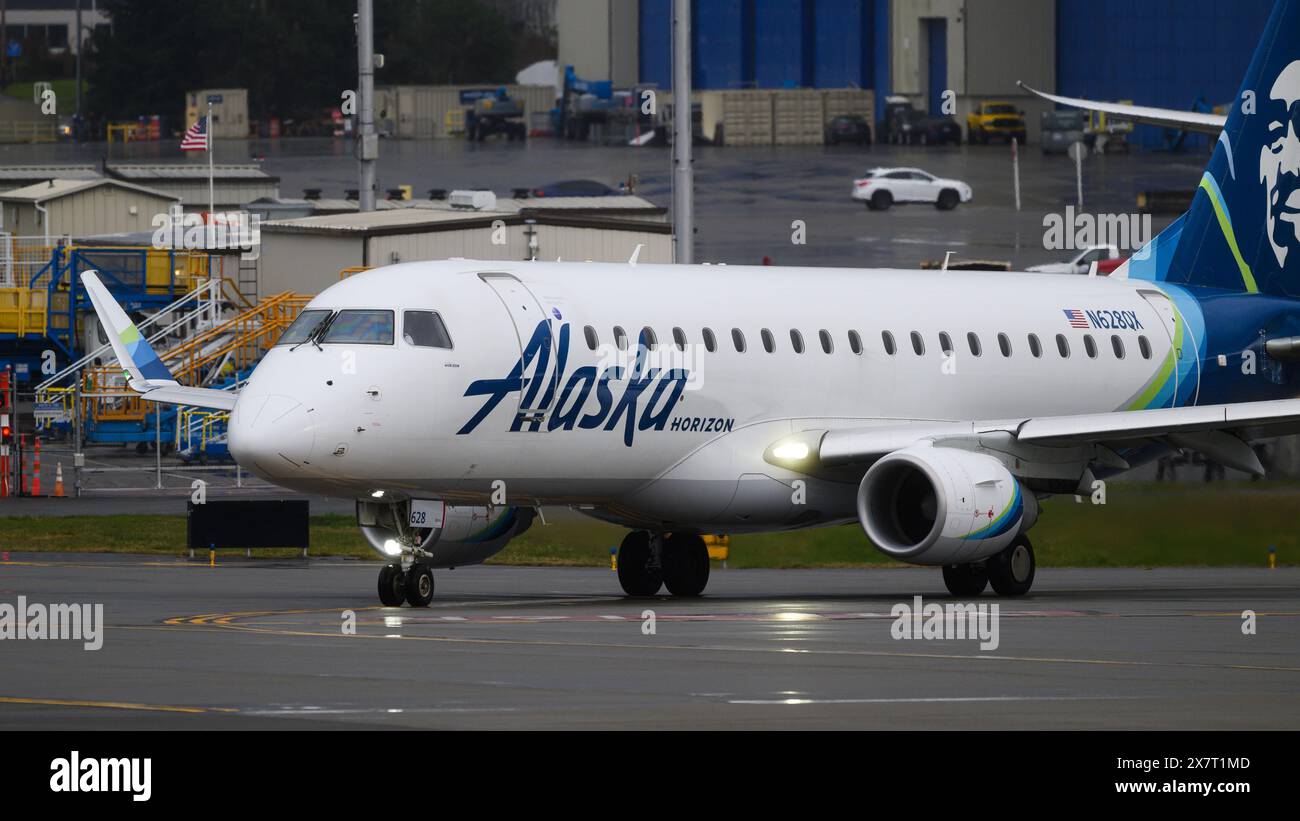 Everett, WA, USA – 21. Februar 2024; Alaska Airlines Horizon Air Embraer ERJ-175 fahrend mit Lichtern in Nahaufnahme Stockfoto