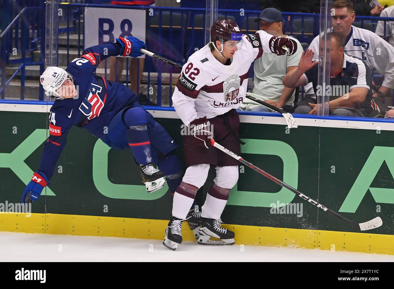 Ostrava, Tschechische Republik. Mai 2024. Lettland vs USA Gruppe B, Spiel der IIHF Weltmeisterschaft 2024 in Ostrava, Tschechien, 21. Mai 2024. Von links Ryan Leonard aus den USA, Felikss Gavars aus Lettland. Quelle: Jaroslav Ozana/CTK Photo/Alamy Live News Stockfoto