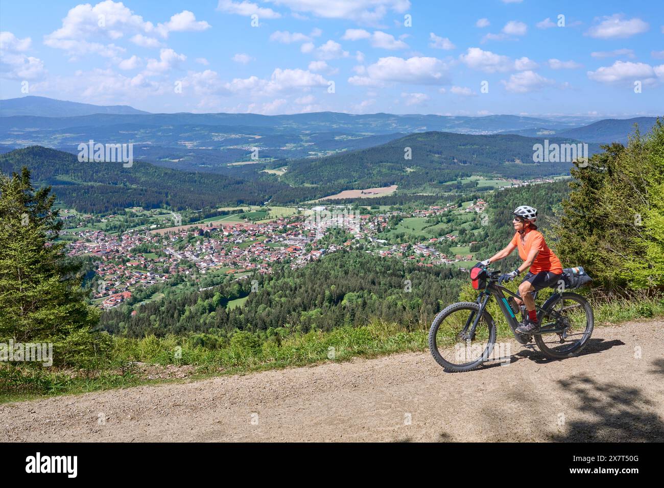 Aktive Seniorin auf einer Fahrradtour mit ihrem E-Mountainbike im felsigen Gipfel des Großen Arbers im Bayerischen Wald, Bayern, Ger Stockfoto