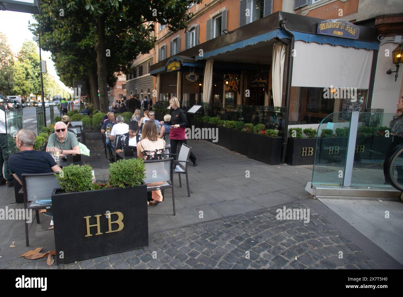 Esterni del locale in cui &#xe8; avvenuta l'aggressione Harry's Bar Via Veneto dolce vita, Il Paparazzo Rino Barillari aggredito da Gerard Depardieu, Martedi 21 Maggio 2024 Roma, Italia ( Foto Francesco Benvenuti /LaPresse) Außenansicht der Bar, in der der der Angriffstheke Harry's Bar Via Veneto dolce vita, Paparazzo Rino Barillari angegriffen von Gerard Depardieu, Dienstag, 21. Mai 2024 Rom, Italien ( Foto Francesco Benvenuti /LaPresse) Esterni del locale in cui &#xe8; avvenuta l'aggressione Harry's Bar Via Veneto dolce vita, Il Paparazzo Rino Barillari aggredito da Gerard Depardieu, Martedi 21 Stockfoto