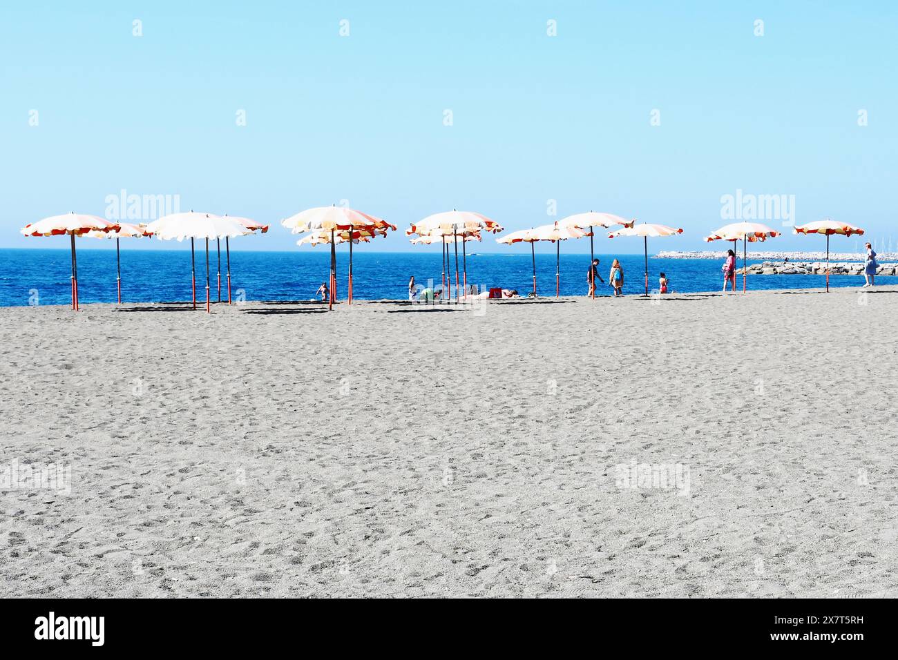 Sandstrand und Blaues Meer am Meer, Marina di Cecina, Cecina, Livorno, Toskana, Italien Stockfoto