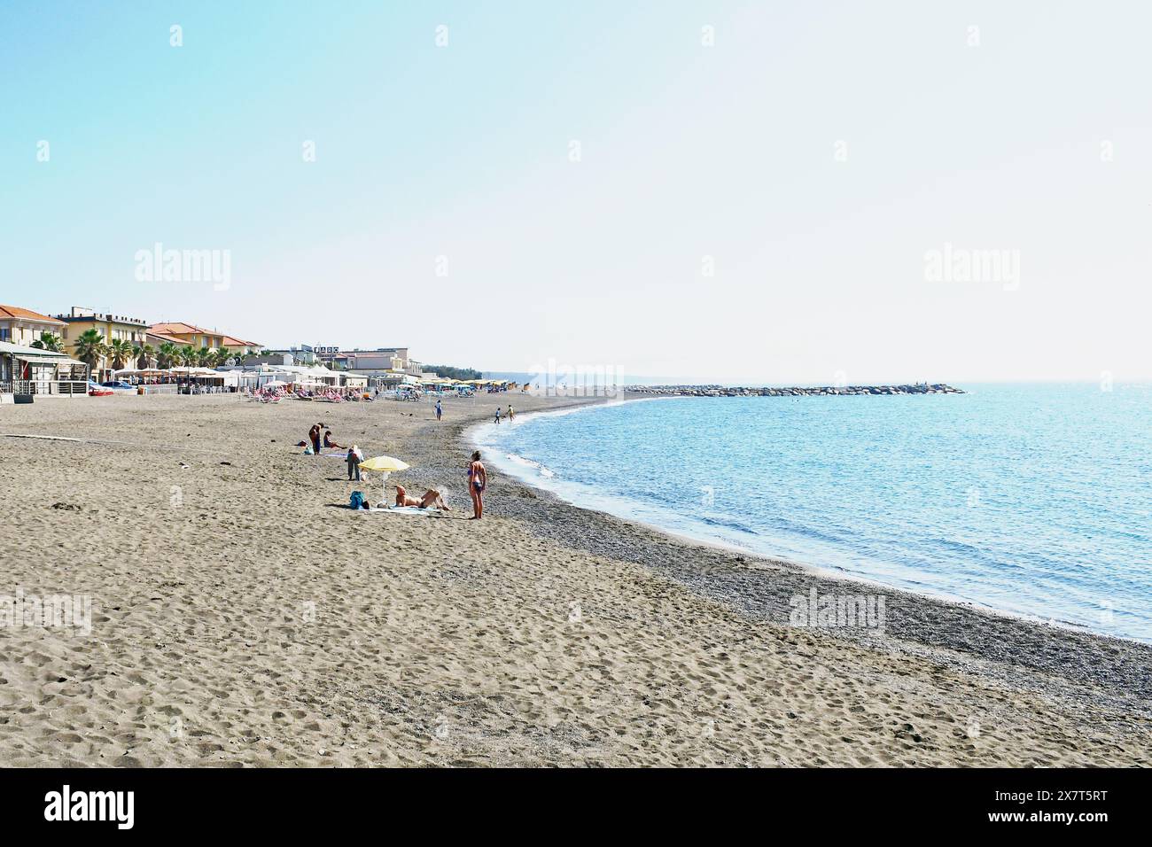 Sandstrand und Blaues Meer am Meer, Marina di Cecina, Cecina, Livorno, Toskana, Italien Stockfoto