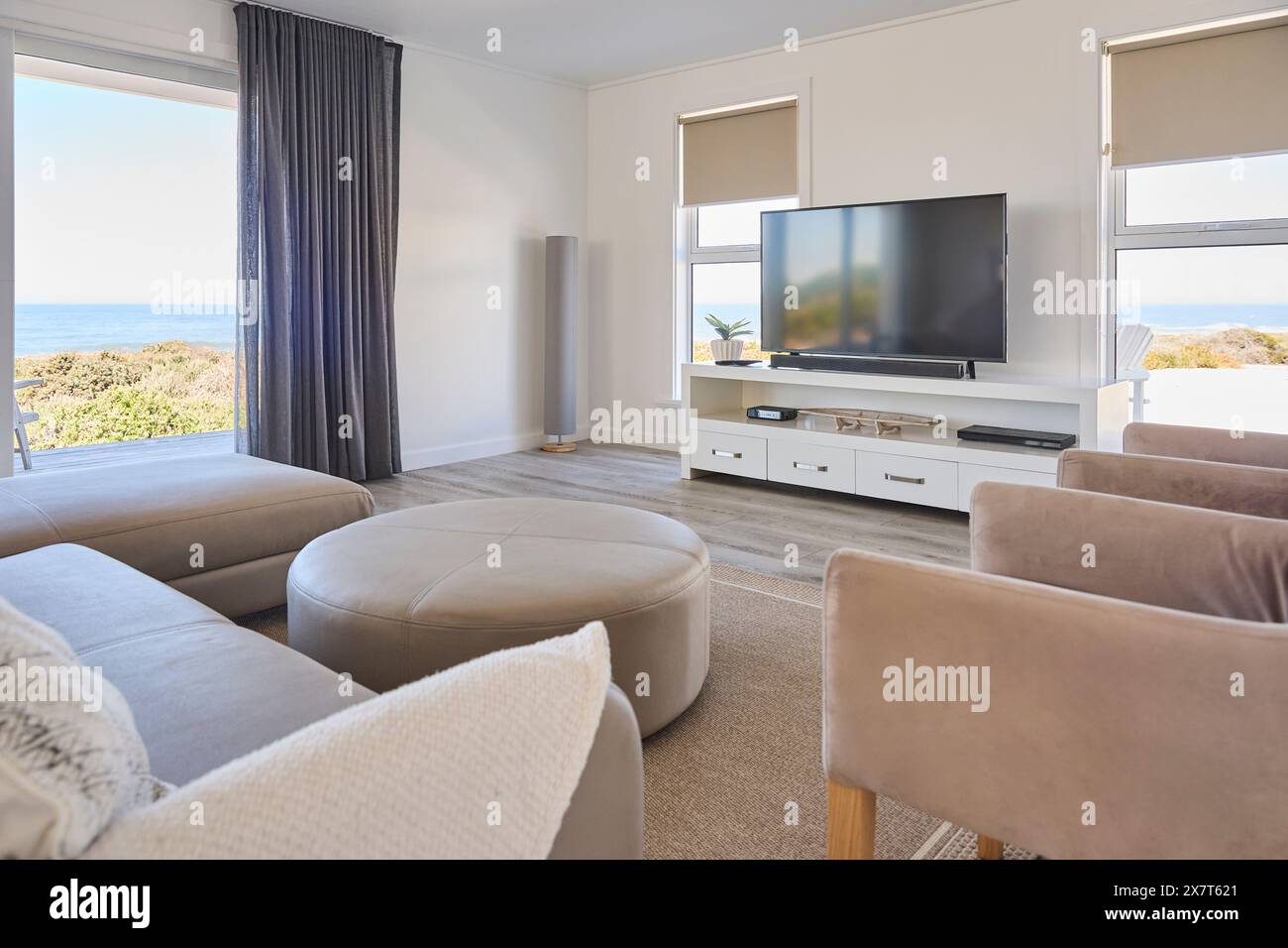 Innenaufnahme Mit Lounge In Wunderschönem Hotel Am Meer Mit Blick Auf Das Meer Stockfoto