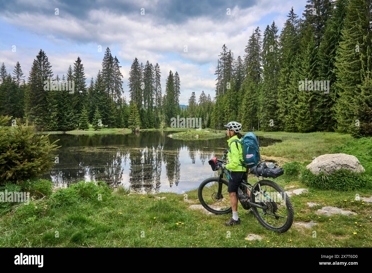 Aktive Seniorin auf einer Fahrradtour mit ihrem E-Mountainbike im Nationalpark Bayerischer Wald, Bayern, Deutschland Stockfoto