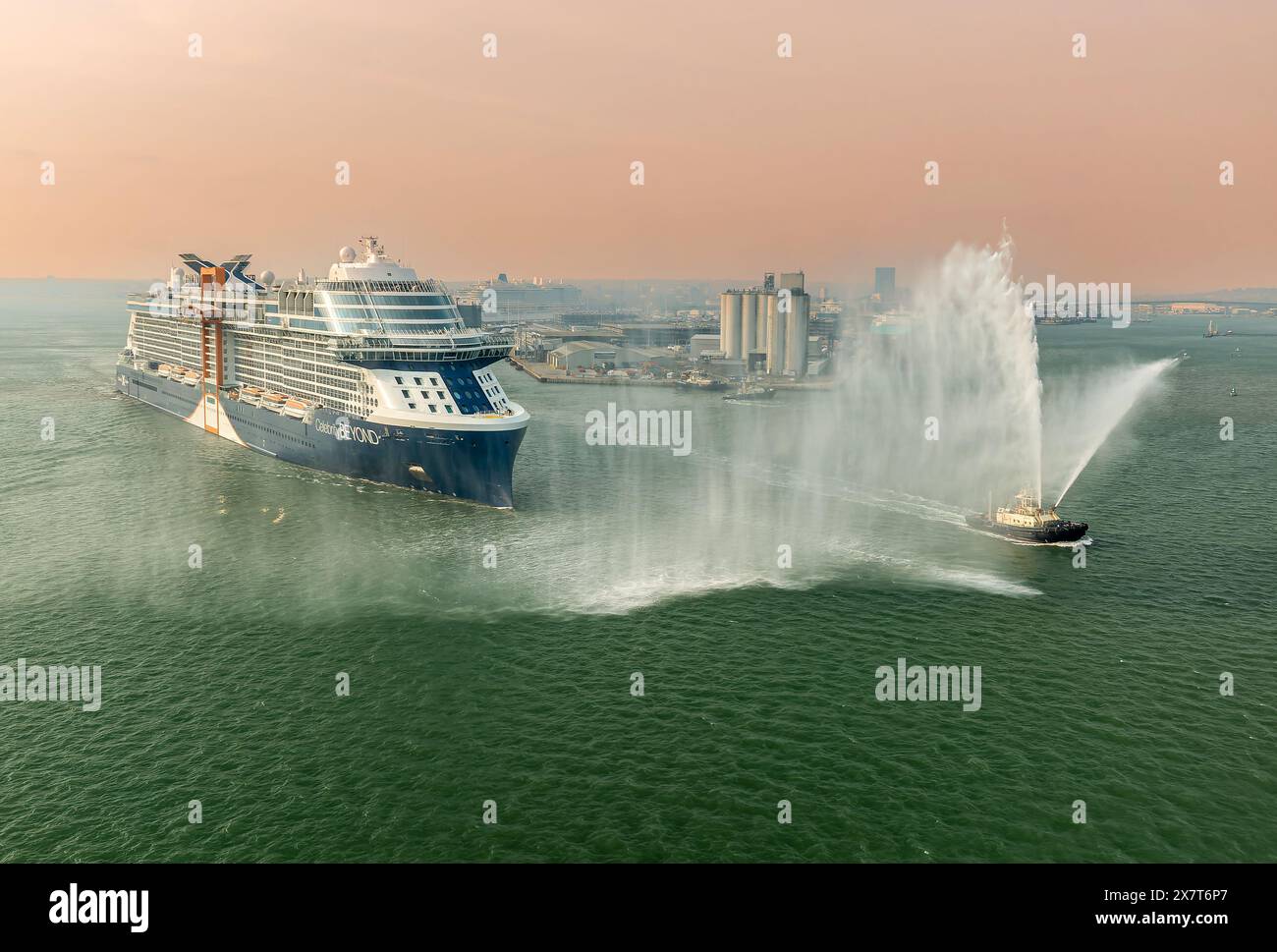 Southampton, Großbritannien 23. April 2022 Drohnenaufnahme von Celebrity Cruises neuestes Schiff Celebrity Beyond verlässt Southampton auf ihrer Maiden Voyage Stockfoto