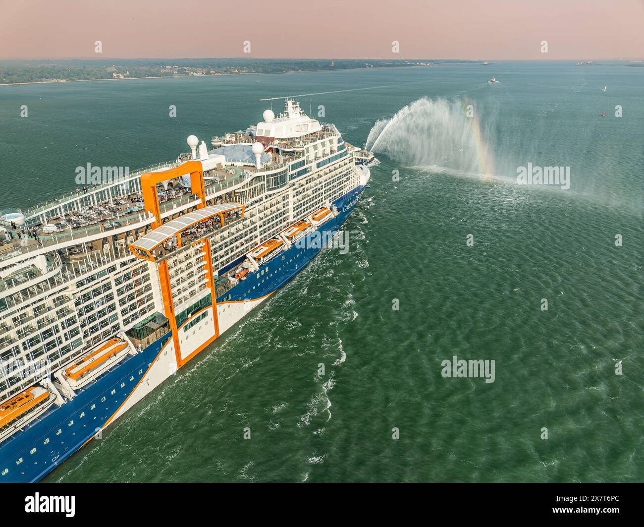 Southampton, Großbritannien 23. April 2022 Drohnenaufnahme von Celebrity Cruises neuestes Schiff Celebrity Beyond verlässt Southampton auf ihrer Maiden Voyage Stockfoto