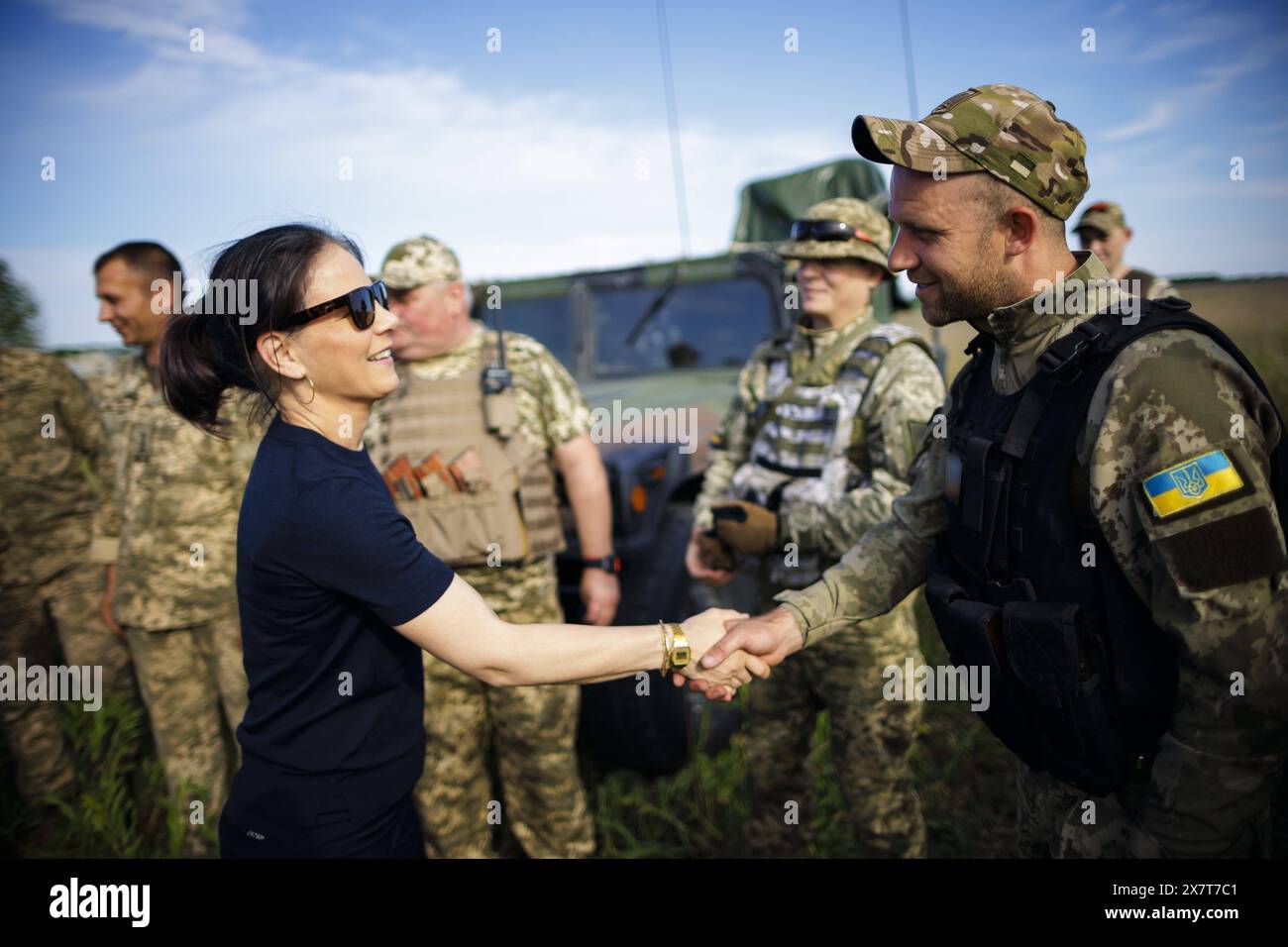 Annalena Baerbock Buendnis 90/die Gruenen, besichtigt in Kyjiw eine Einheit der Mobilen Luftverteidigung. Kyjiw, 21.05.2024. Fotografiert im Auftrag des Auswaertigen Amtes Kyjiw Ukraine *** Annalena Baerbock Buendnis 90 die Gruenen , besucht eine mobile Luftverteidigungseinheit in Kiew Kiew, 21 05 2024 fotografiert im Auftrag des Kiewer Auswärtigen Amtes Ukraine Copyright: xThomasxTrutschelxAAxphotothek.dex Stockfoto