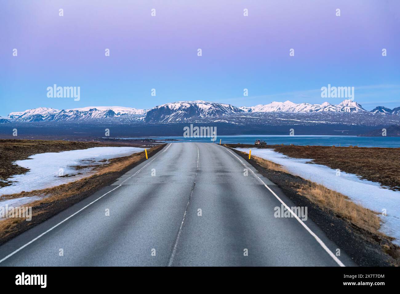 Roadtrip auf der Straße und schneebedeckte Bergkette in der Landschaft im Winter in Island Stockfoto