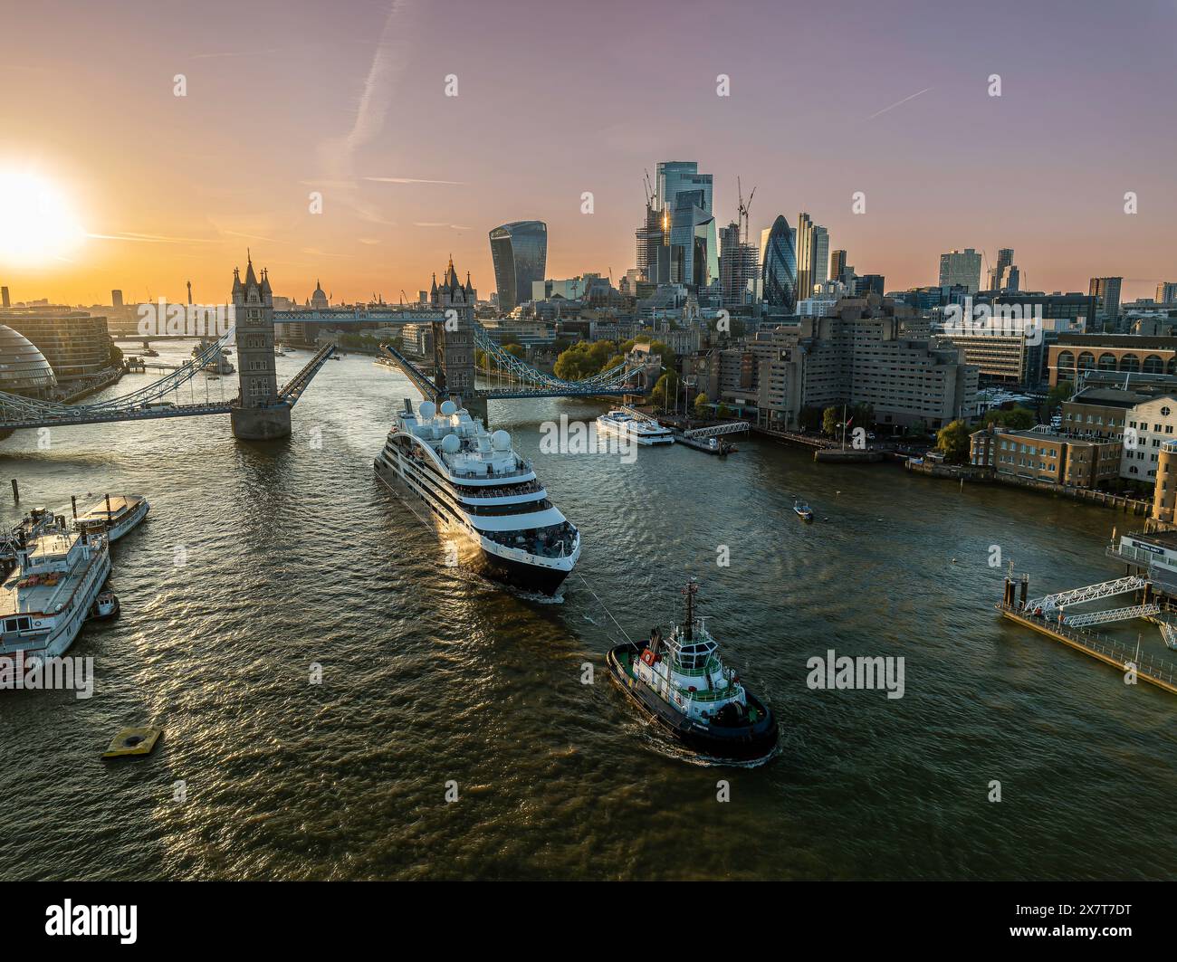 Ultra Luxury Kreuzfahrtschiff segelt ab London, Themse, Großbritannien - 11. Mai 2024 Stockfoto