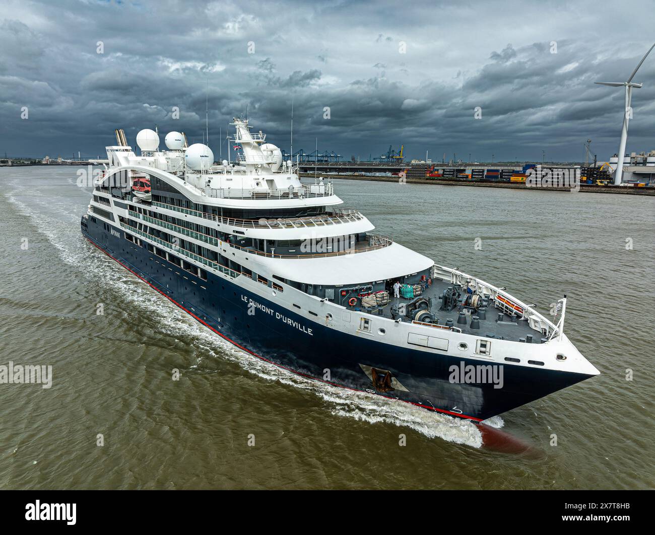 Le Dumont D'Urville Kreuzfahrtschiff, Themsbarriere, London Großbritannien - 10. Mai 2022 Stockfoto