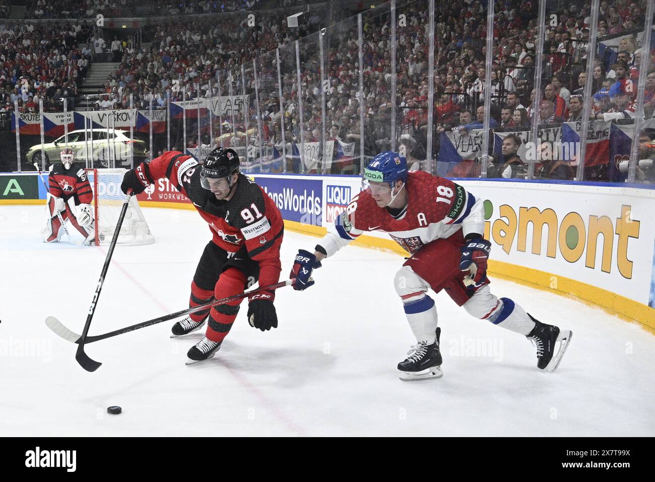 Prag, Tschechische Republik. Mai 2024. Tschechische Republik gegen Kanada Gruppe A, Spiel der IIHF Weltmeisterschaft 2024 in Prag, Tschechische Republik, 21. Mai 2024. Von links Tschechische Ondrej Palat, John Tavares von Kanada, Jordan Binnington von Kanada. Quelle: Michal Kamaryt/CTK Photo/Alamy Live News Stockfoto