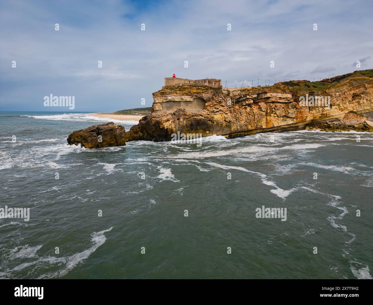 Farol da Nazare in Portugal, Landschaft am Meer an einem Frühlingstag, Foto von einer Drohne. Stockfoto