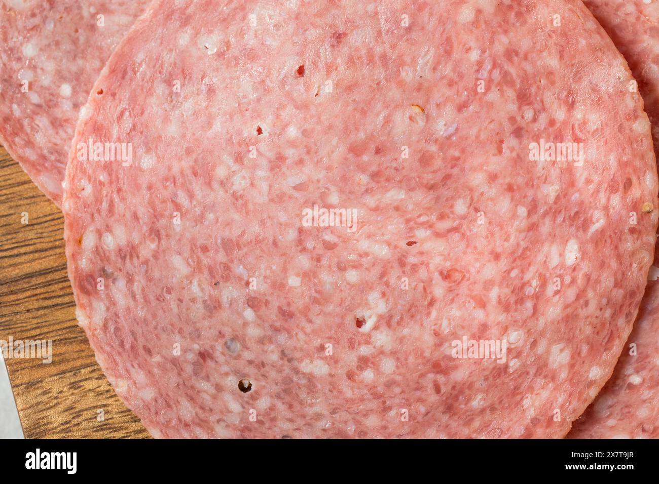 Rote italienische Delikatessensalami auf einem Sandwich Stockfoto