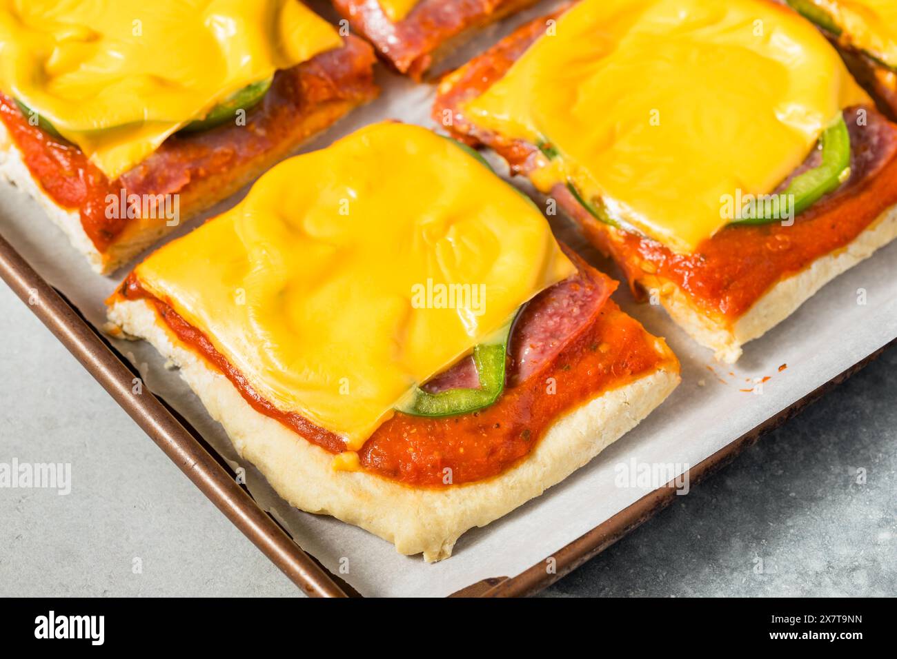 Italienische hausgemachte Pizzascheiben im Altoona-Stil mit Salami und amerikanischem Käse Stockfoto