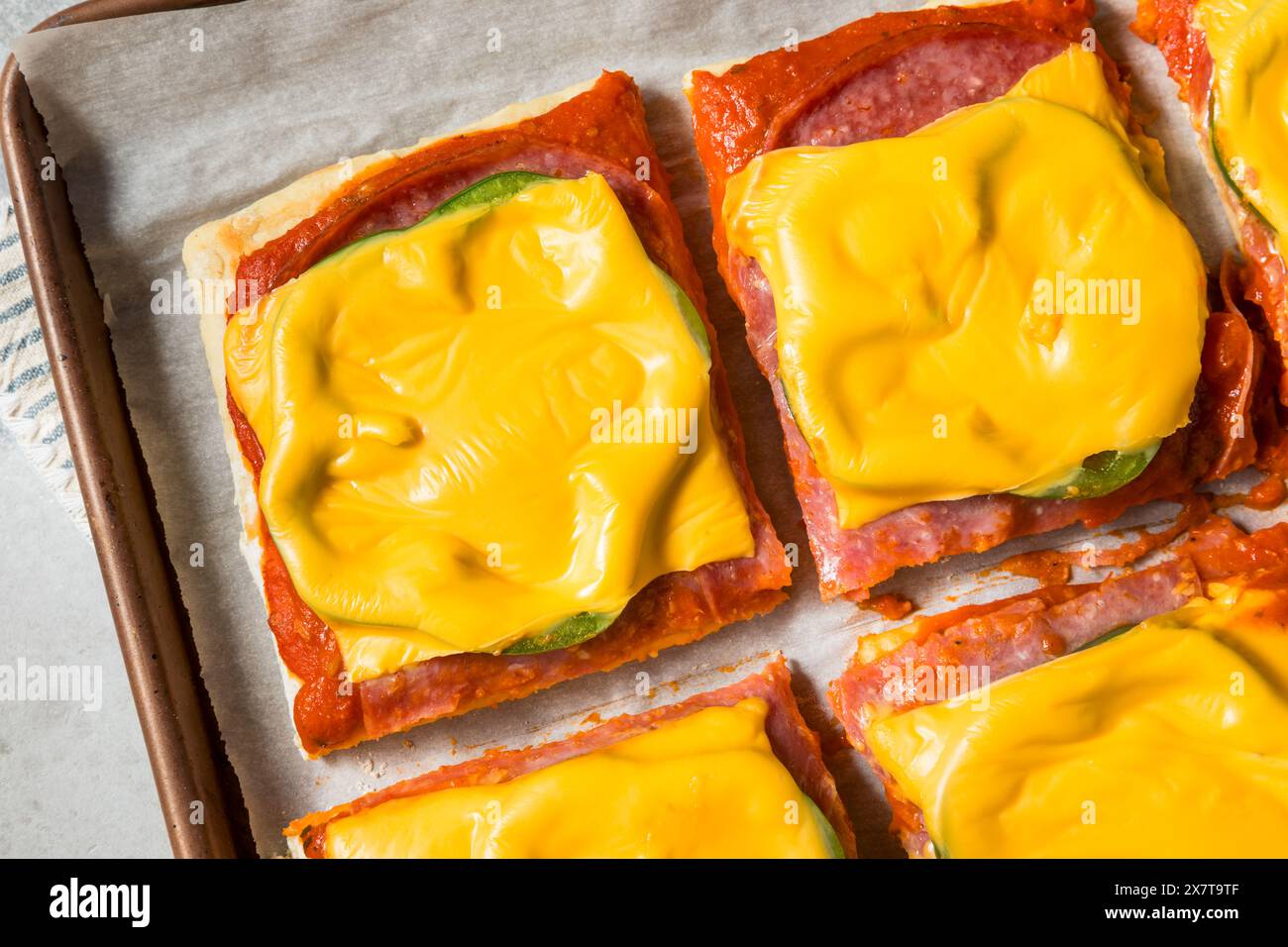 Italienische hausgemachte Pizzascheiben im Altoona-Stil mit Salami und amerikanischem Käse Stockfoto