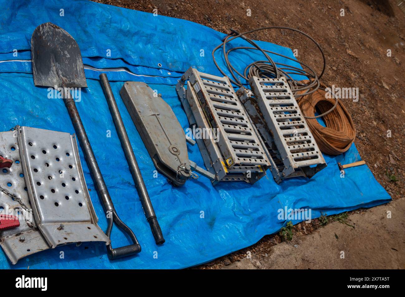 Bergungsausrüstung zum Abstapeln von 4x4-Fahrzeugen aus matschigen Straßen, gebrauchsfertig, Sandplatten, mechanische Winde, Schwimmseile, Hubheber, Schaufel. Stockfoto