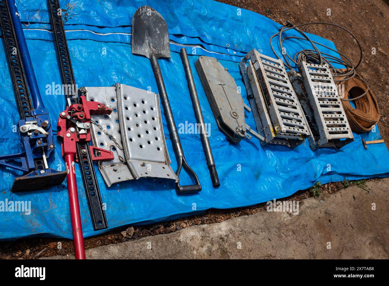 Bergungsausrüstung zum Abstapeln von 4x4-Fahrzeugen aus matschigen Straßen, gebrauchsfertig, Sandplatten, mechanische Winde, Schwimmseile, Hubheber, Schaufel. Stockfoto