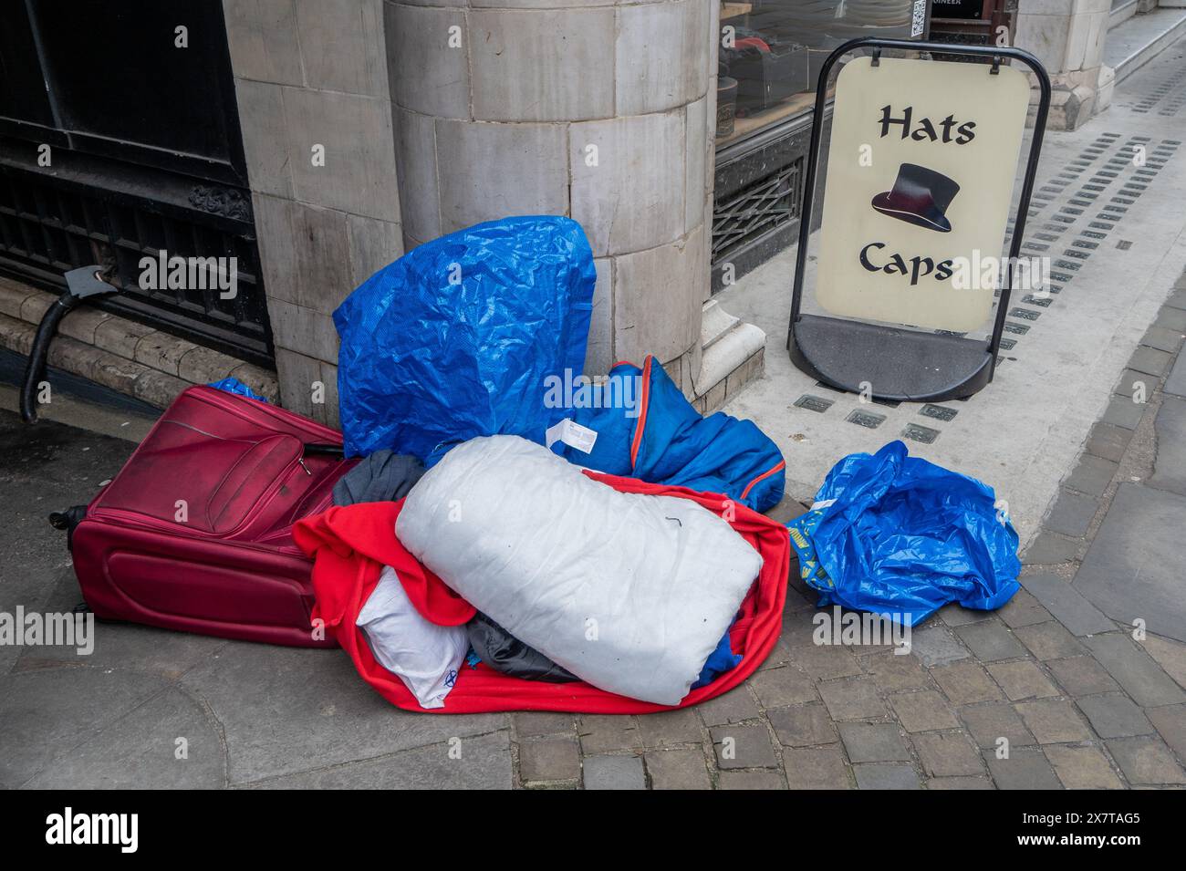 Das Gepäck, das Obdachlose in einem Luxushutenladen in The Strand, London, England, Großbritannien hinterlassen haben Stockfoto