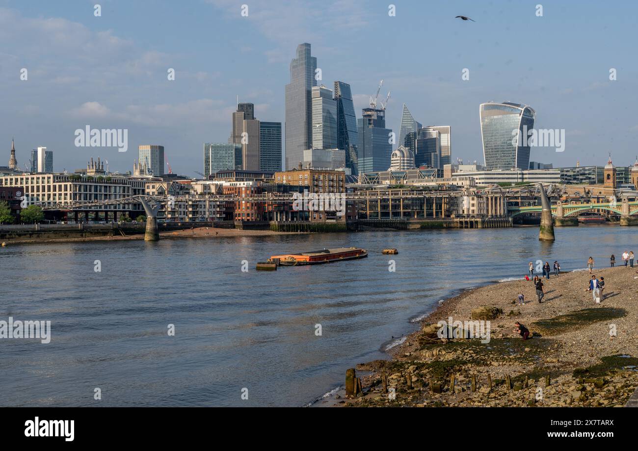 Blick auf die Themse mit Touristenbooten und Menschen am Ufer bei Ebbe in London, England, Großbritannien Stockfoto