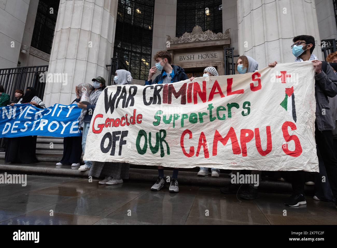 London, Großbritannien. 21. Mai 2024. Studenten protestieren vor Bush House, während das King's College London die jährliche London Defence Conference ausrichtet. Die Veranstaltung, die Persönlichkeiten aus dem Militär, der Wissenschaft und der Rüstungsindustrie anzieht, wurde von den Antikriegsstudenten verurteilt, die sich auch gegen die Rolle Großbritanniens bei der Unterstützung des israelischen Krieges gegen Gaza aussprechen. Quelle: Ron Fassbender/Alamy Live News Stockfoto