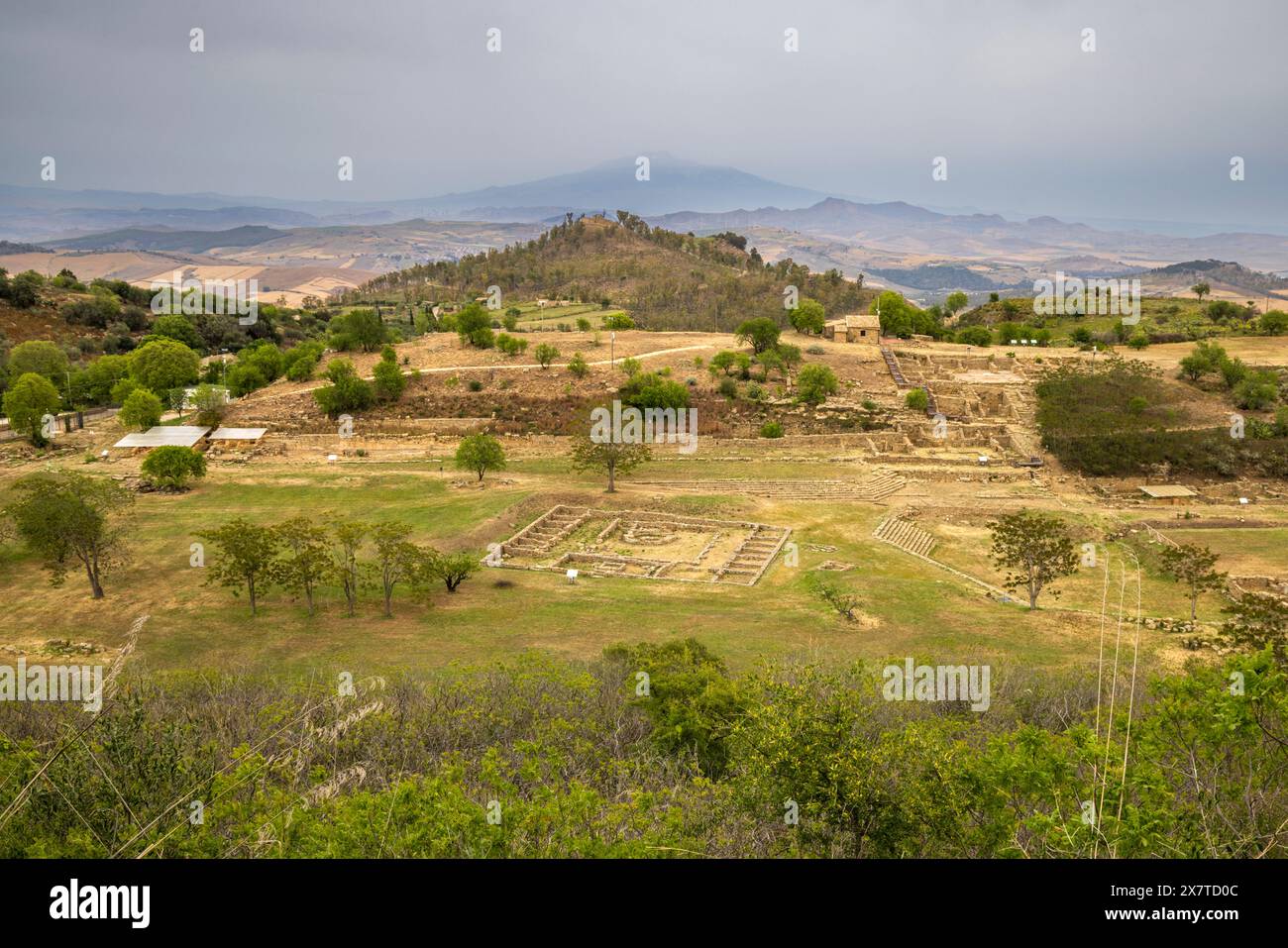 Die antike griechische Siedlung Morgantina mit dem Hügel Cittadella und dem Ätna im Hintergrund, Sizilien Stockfoto