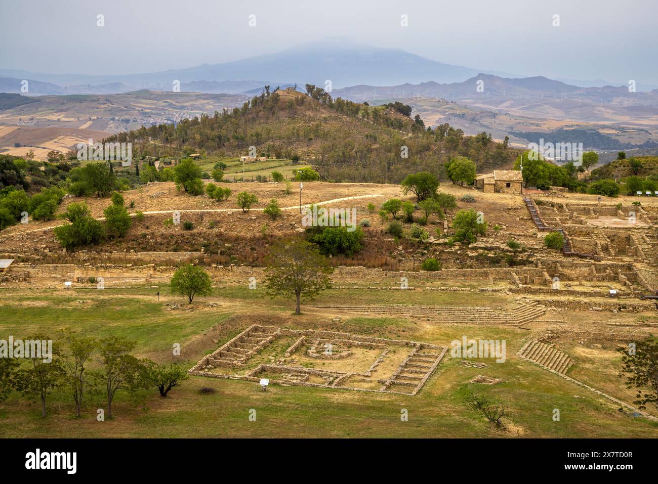 Die antike griechische Siedlung Morgantina mit dem Hügel Cittadella und dem Ätna im Hintergrund, Sizilien Stockfoto
