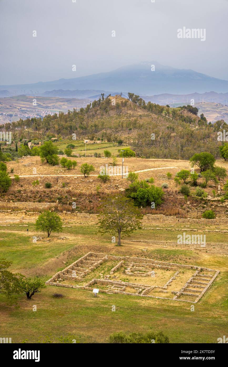 Die antike griechische Siedlung Morgantina mit dem Hügel Cittadella und dem Ätna im Hintergrund, Sizilien Stockfoto