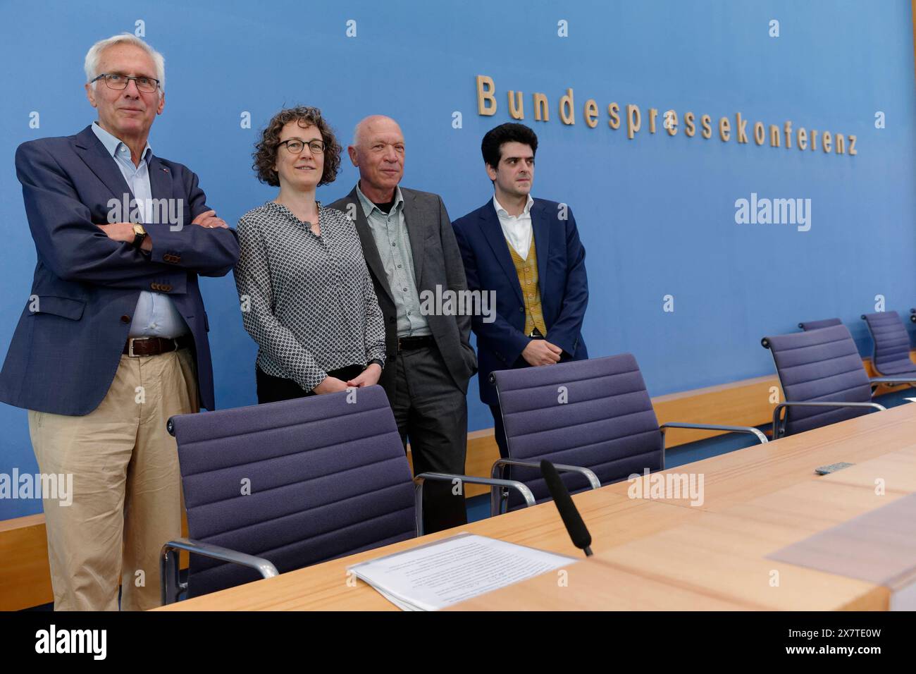 Versammlungsrecht deckt Hochschulprotest gegen Gaza-Krieg 2024 2011-05-21 Deutschland, Berlin - Bundespressekonferenz zu den Protesten an Hochschulen gegen den Krieg in Gaza. Im Bild v.l. Prof. Dr. Clemens Arzt, Professor für Staats- und Verwaltungsrecht mit Schwerpunkt Polizei- und Versammlungsrecht an der HWR Berlin, Prof. Dr. Miriam Rürup, Direktorin des Moses Mendelssohn Zentrums und Professorin für europäisch-jüdische Studien an der Universität Potsdam, Prof. Dr. Michael Wildt, Professor em. Für Deutsche Geschichte im 20. Jahrhundert mit Schwerpunkt Nationalsozialismus an der HU Berlin, und PR Stockfoto