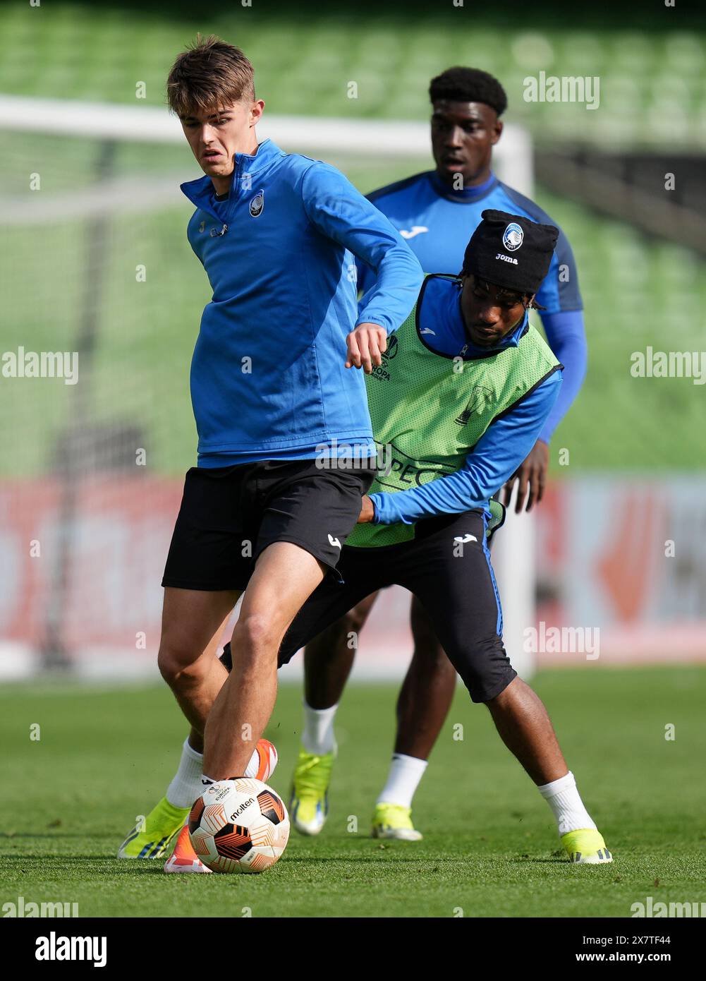 Charles de Ketelaere (links) und Ademola Lookman kämpfen während eines Trainings im Aviva Stadium in Dublin vor dem Finale der UEFA Europa League am Mittwoch um den Ball. Bilddatum: Dienstag, 21. Mai 2024. Stockfoto