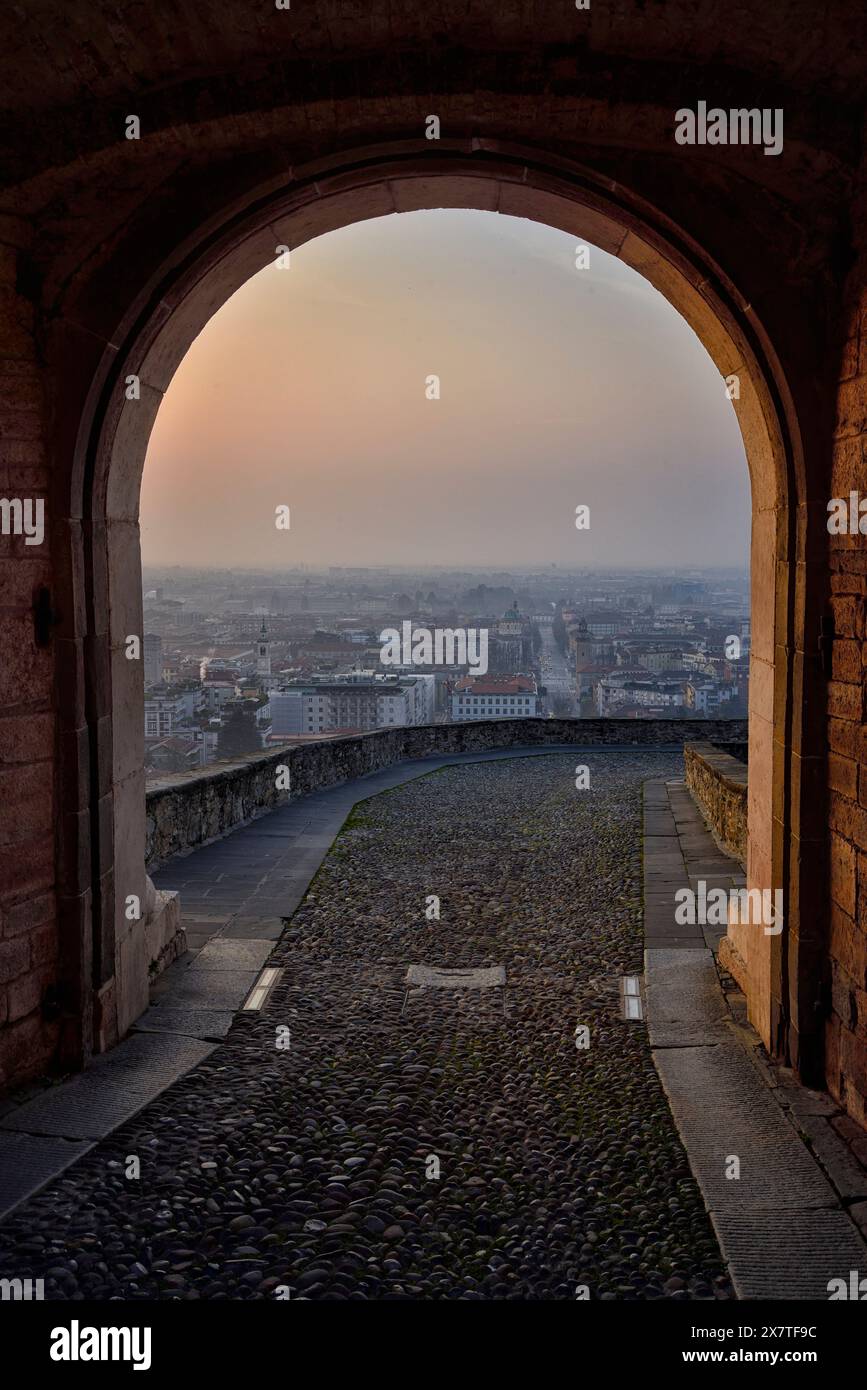 Stadtlandschaft durch den alten Bogen Stockfoto