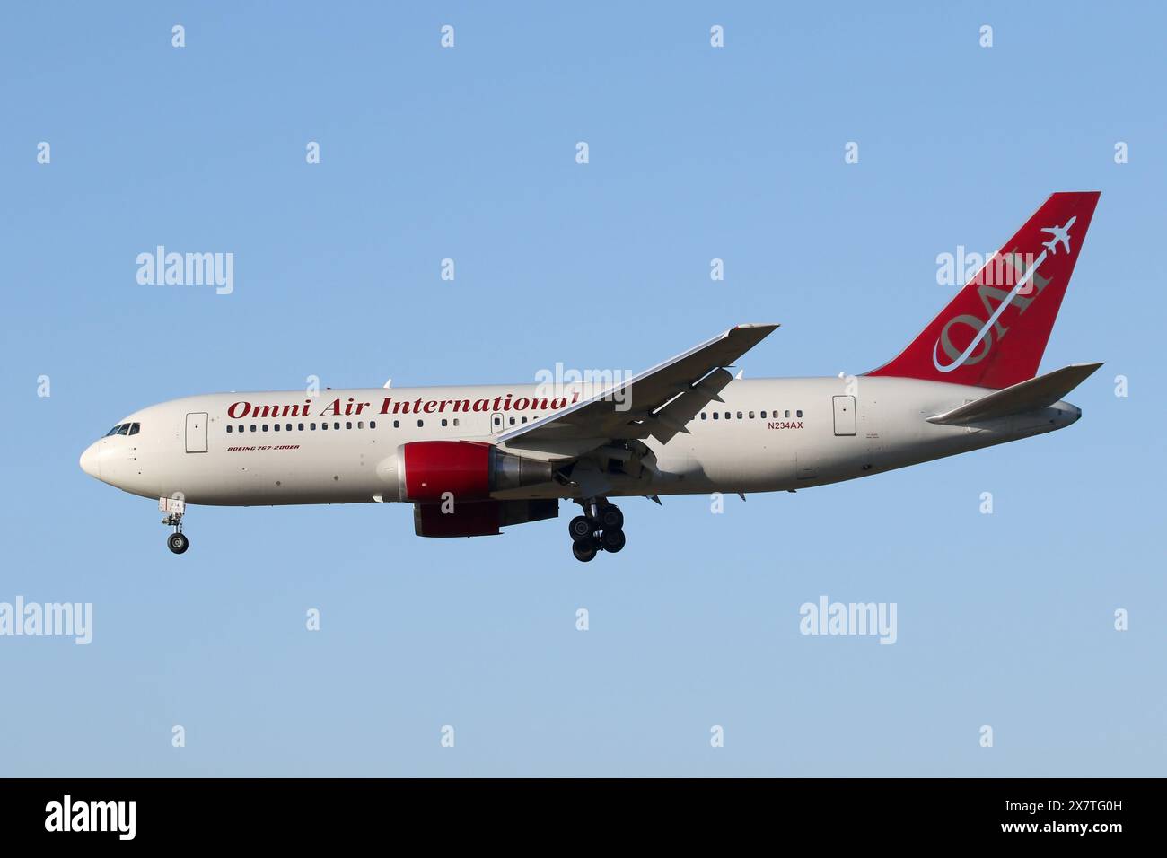 Omni Air International 767-200 mit einem USAF-Charterflug nach RAF Lakenheath. Stockfoto